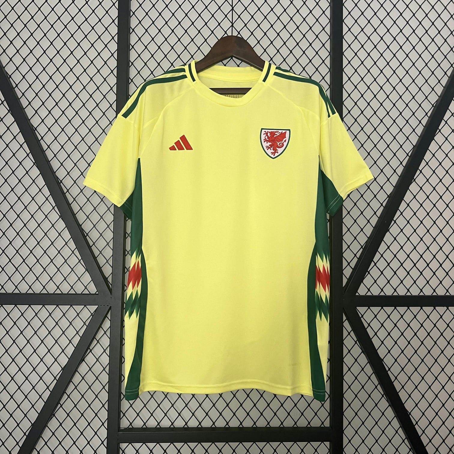 CAMISETA GALES ll EURO 2024 HOMBRE (VERSIÓN FAN) - ZonaCamisetas