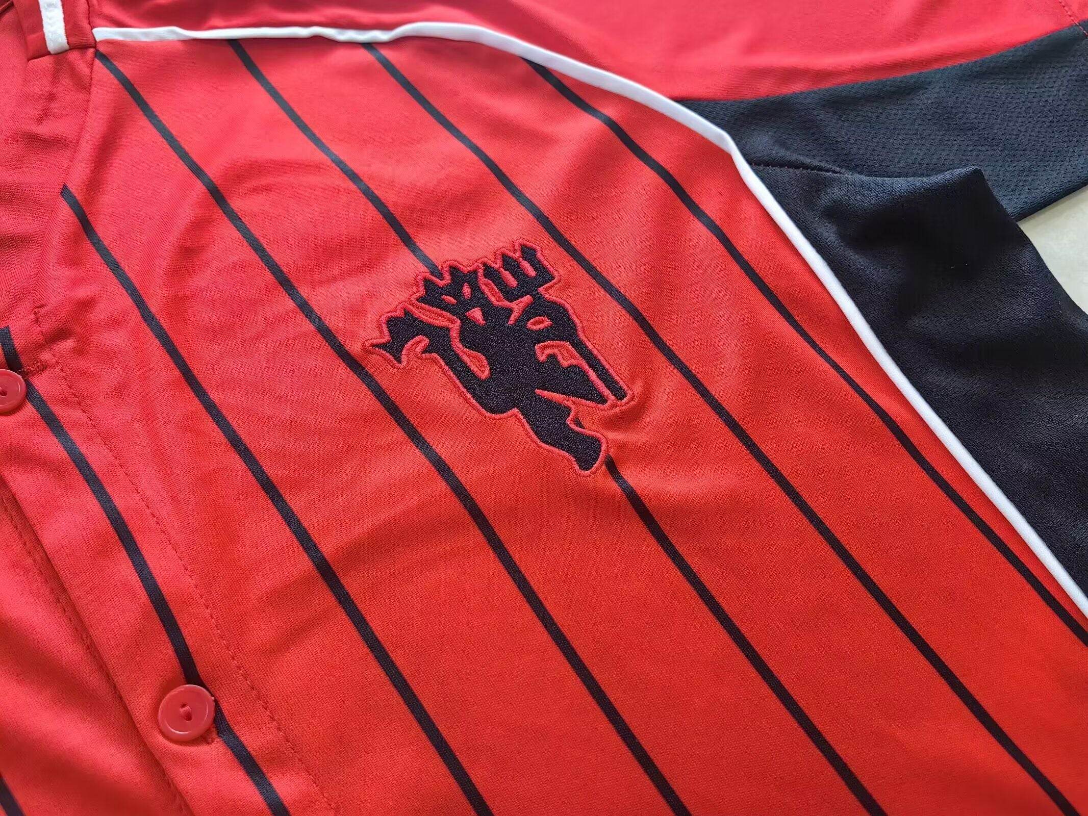 CAMISETA MANCHESTER UNITED EDICIÓN MLB (VERSIÓN FAN) - ZonaCamisetas