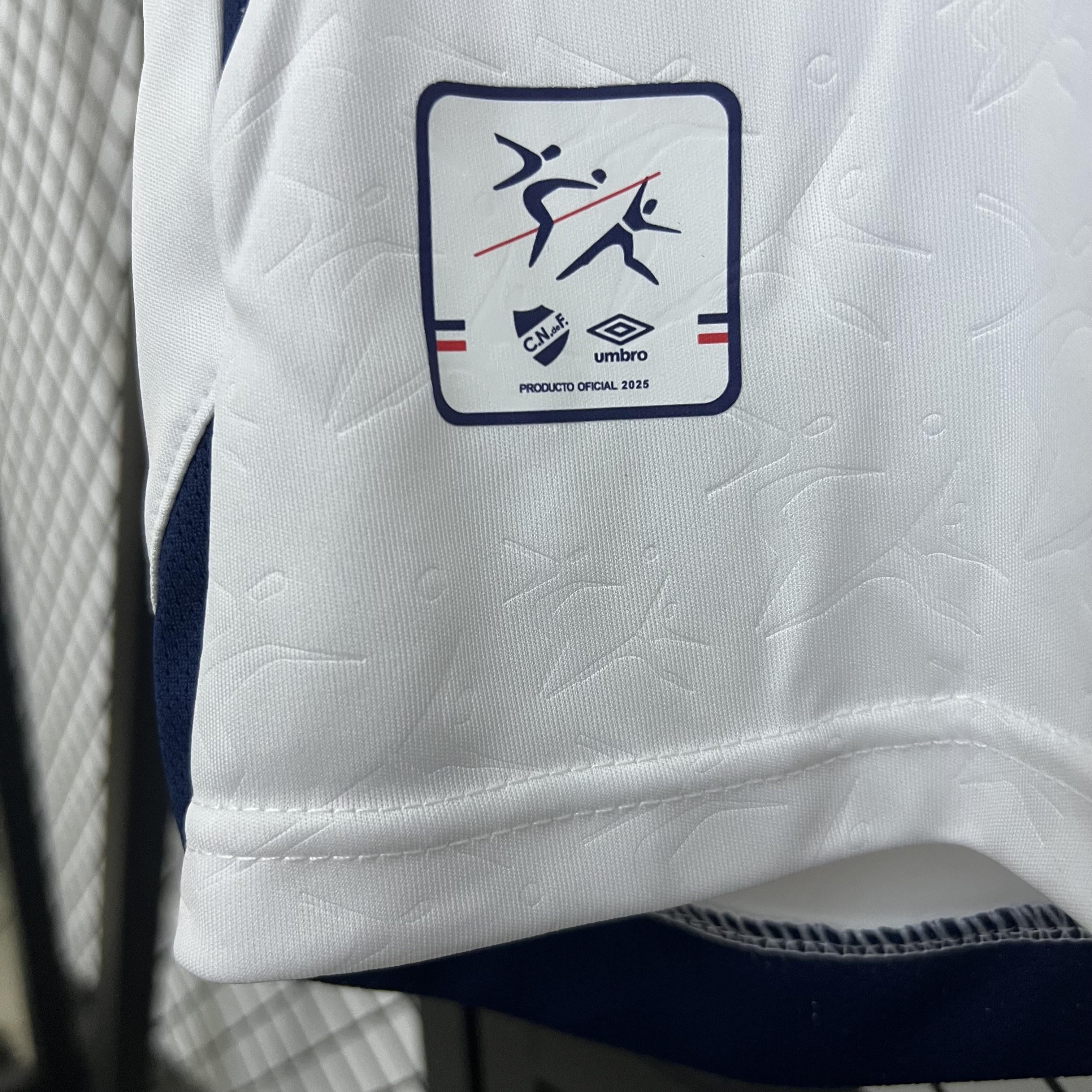 CAMISETA NACIONAL DE MONTEVIDEO III 25/26 HOMBRE (VERSIÓN FAN)