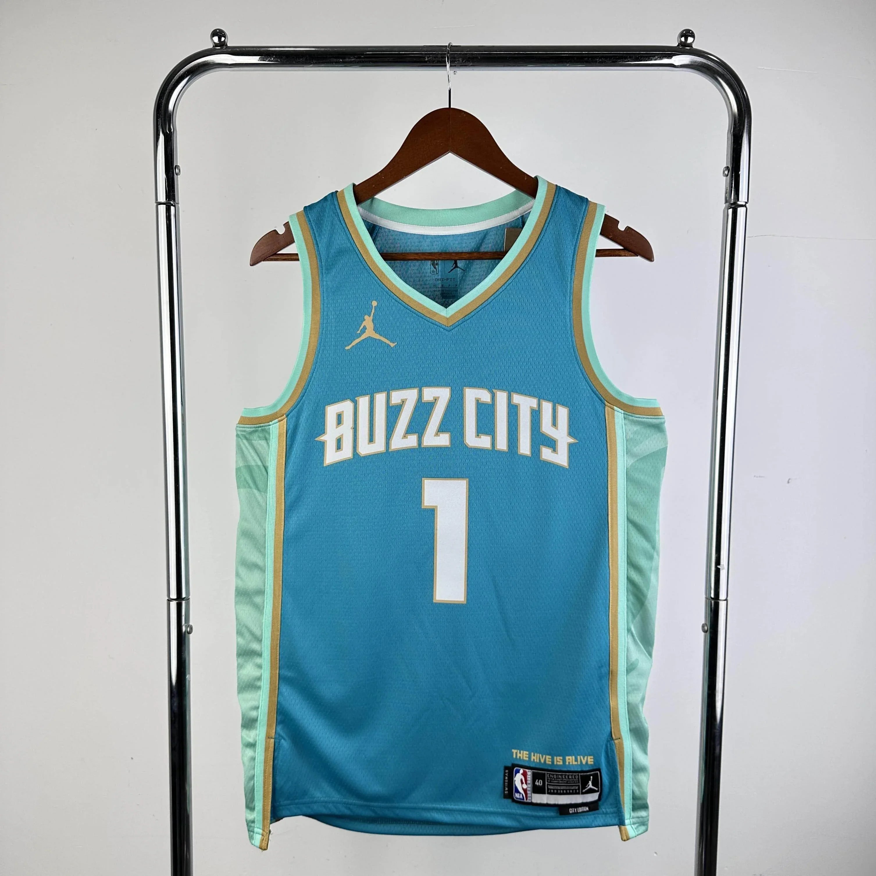 CAMISETA HORNETS SEASON 24 HOMBRE EDICIÓN BALL (NBA) - ZonaCamisetas