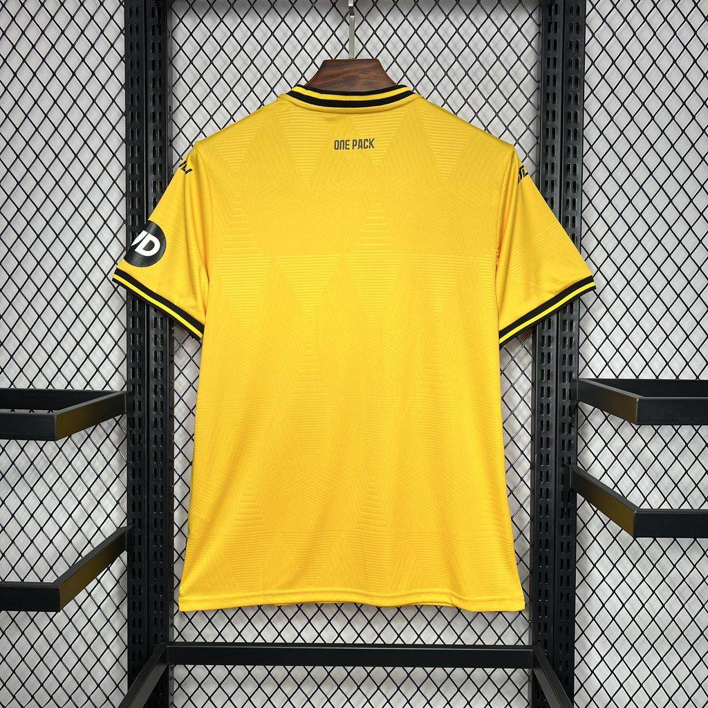CAMISETA WOLVERHAMPTON I 24/25 HOMBRE (VERSIÓN FAN) - ZonaCamisetas
