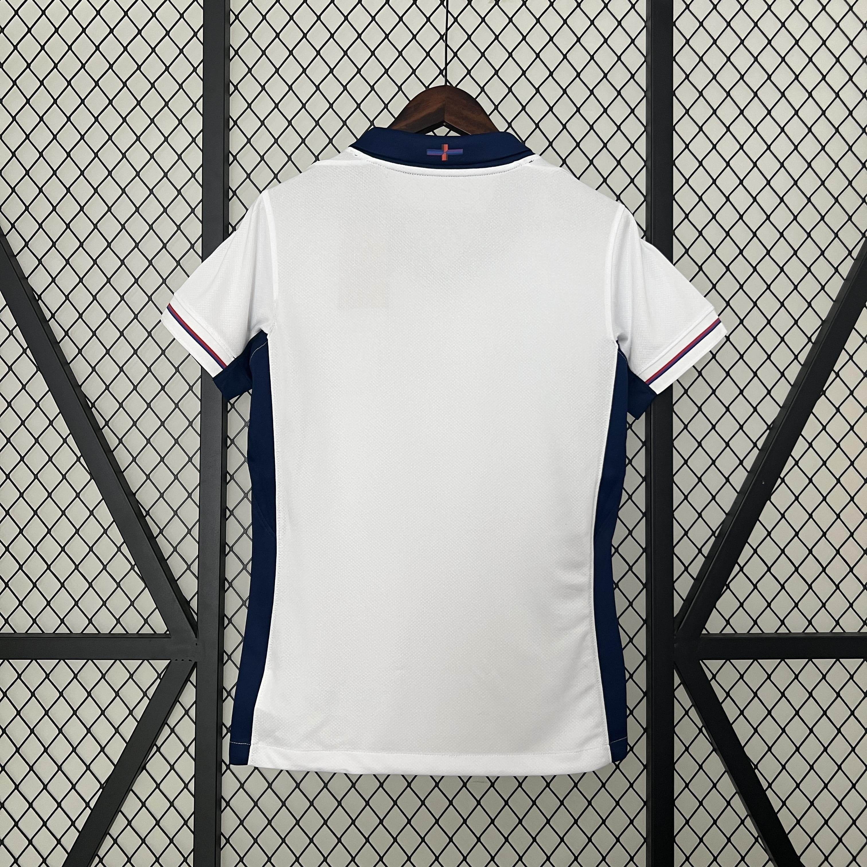 CAMISETA INGLATERRA l EURO 2024 MUJER (VERSIÓN FAN) - ZonaCamisetas