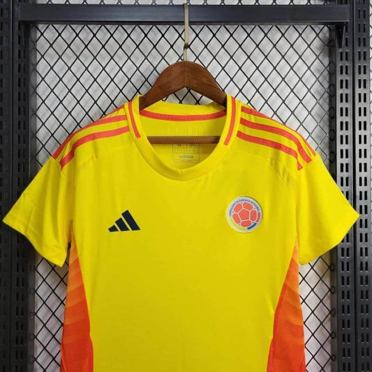 CAMISETA COLOMBIA I 2024 MUJER (VERSIÓN FAN) - Zona Camisetas