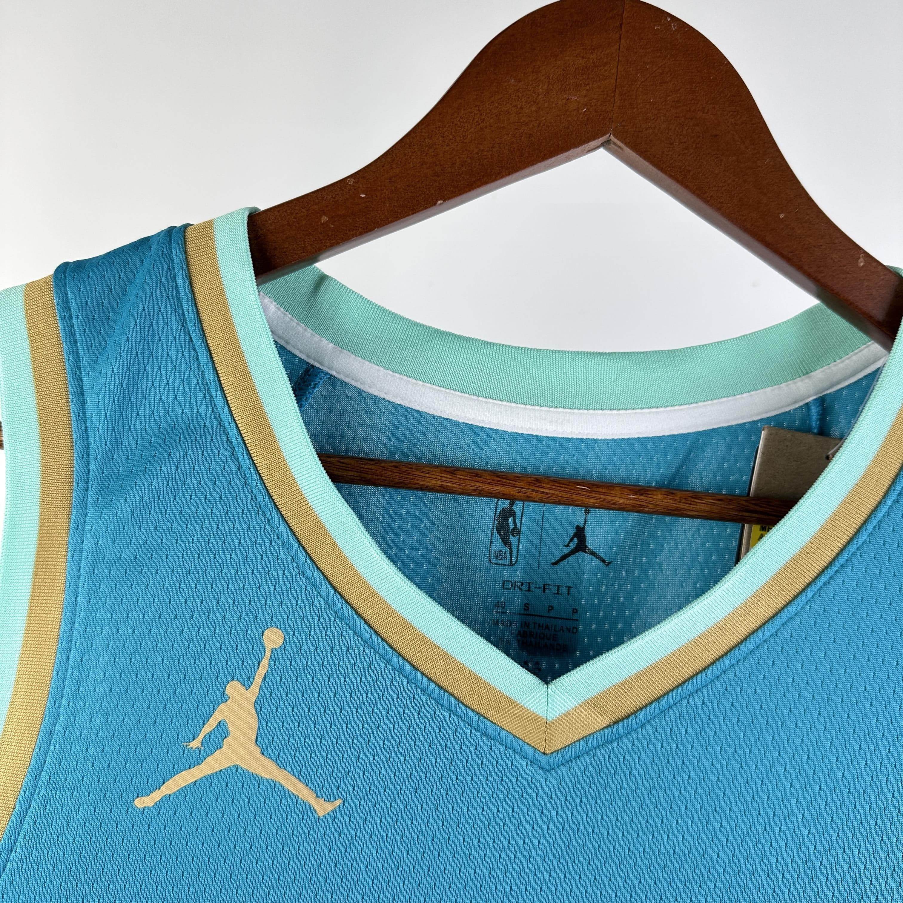 CAMISETA HORNETS SEASON 24 HOMBRE EDICIÓN BALL (NBA) - ZonaCamisetas