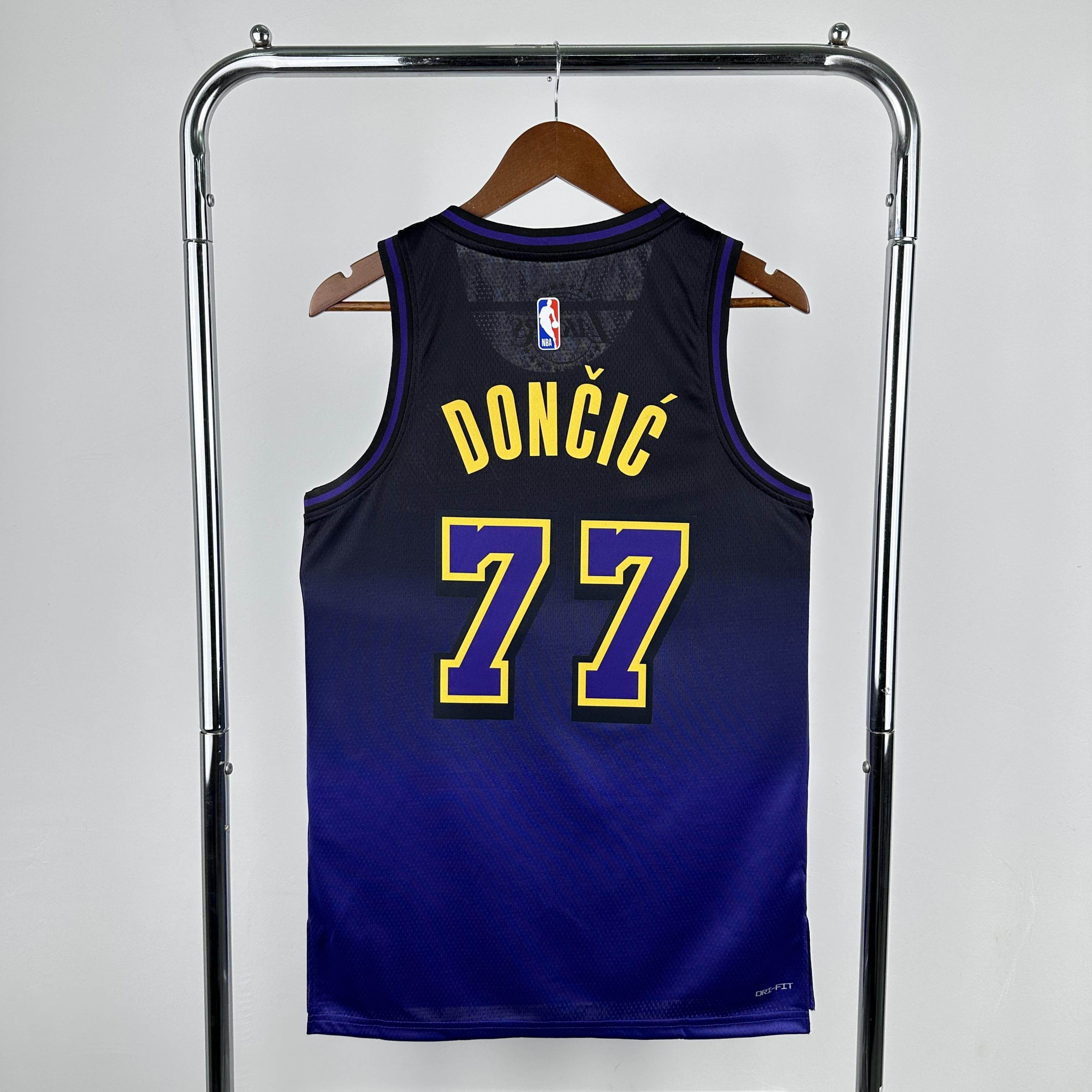 CAMISETA LAKERS SEASON 25 HOMBRE EDICIÓN DONCIC (NBA) - ZonaCamisetas