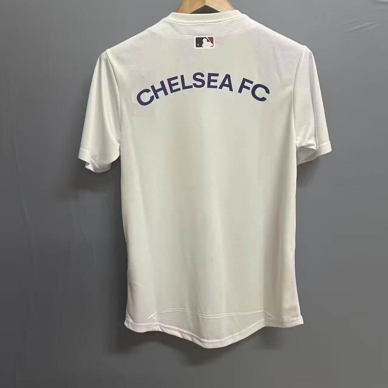 CAMISETA CHELSEA EDICIÓN MLB (VERSIÓN FAN) - ZonaCamisetas
