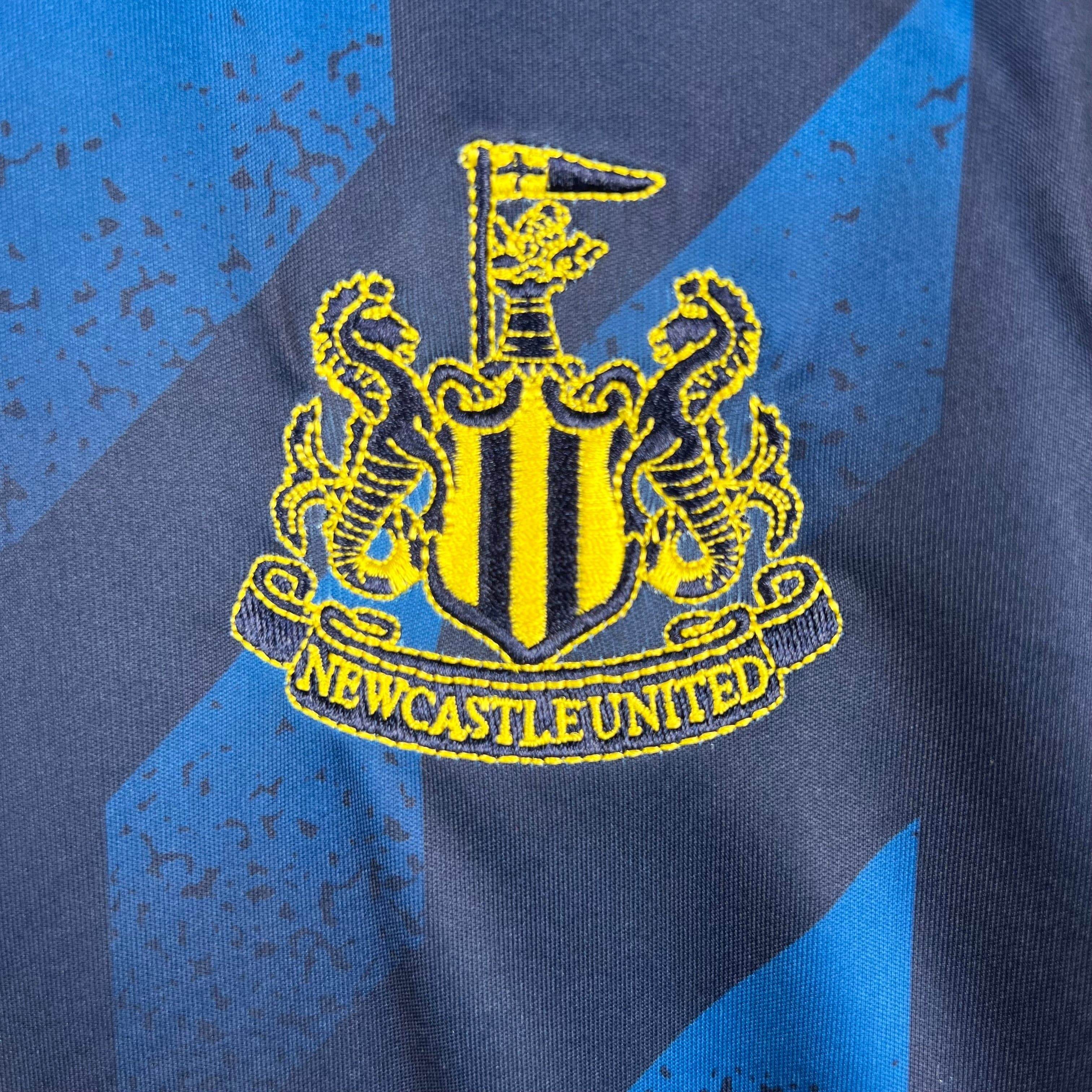 CAMISETA NEWCASTLE IlI 23/24 HOMBRE (VERSIÓN FAN) - ZonaCamisetas