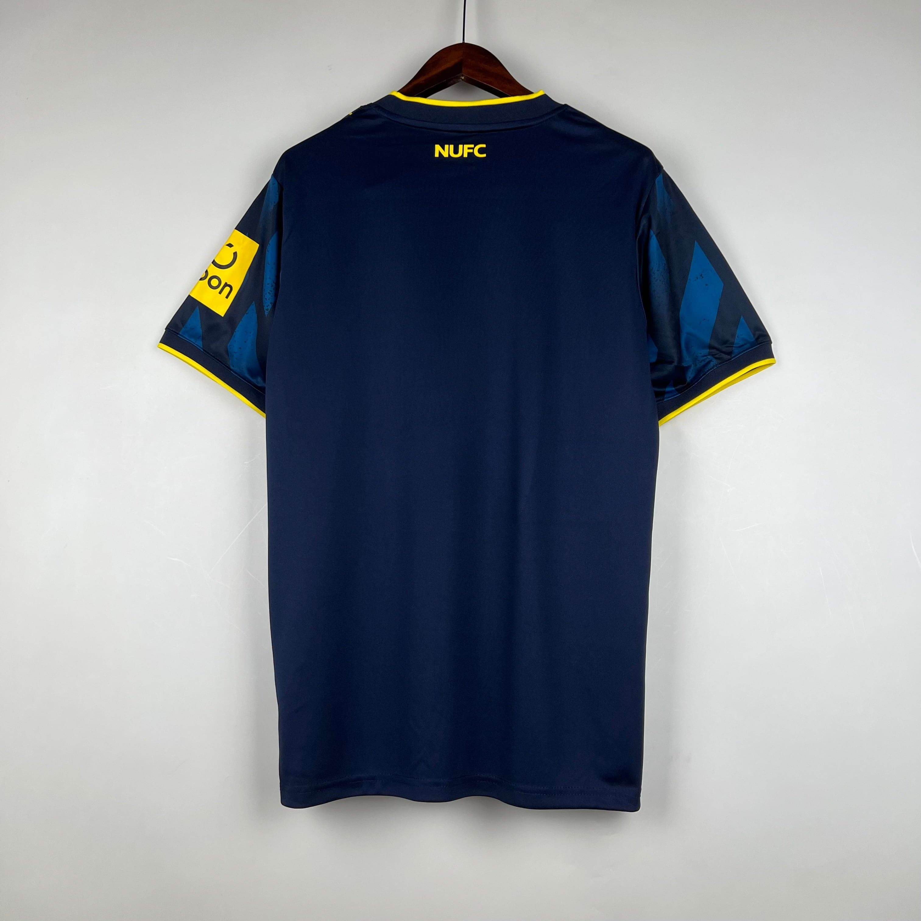 CAMISETA NEWCASTLE IlI 23/24 HOMBRE (VERSIÓN FAN) - ZonaCamisetas