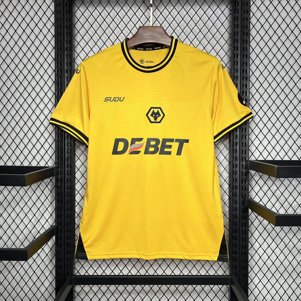 CAMISETA WOLVERHAMPTON I 24/25 HOMBRE (VERSIÓN FAN) - ZonaCamisetas