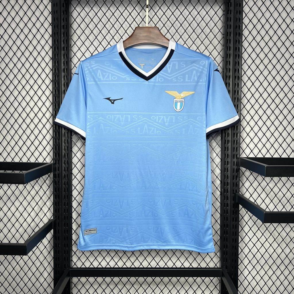CAMISETA LAZIO I 24/25 HOMBRE (VERSIÓN FAN) - ZonaCamisetas