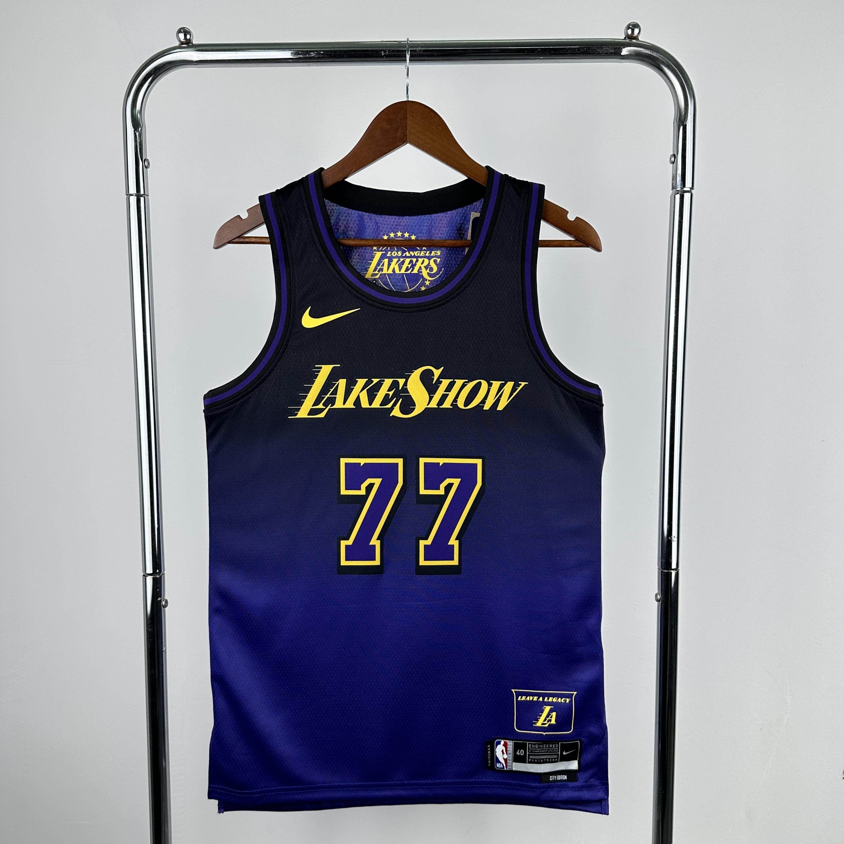 CAMISETA LAKERS SEASON 25 HOMBRE EDICIÓN DONCIC (NBA) - ZonaCamisetas