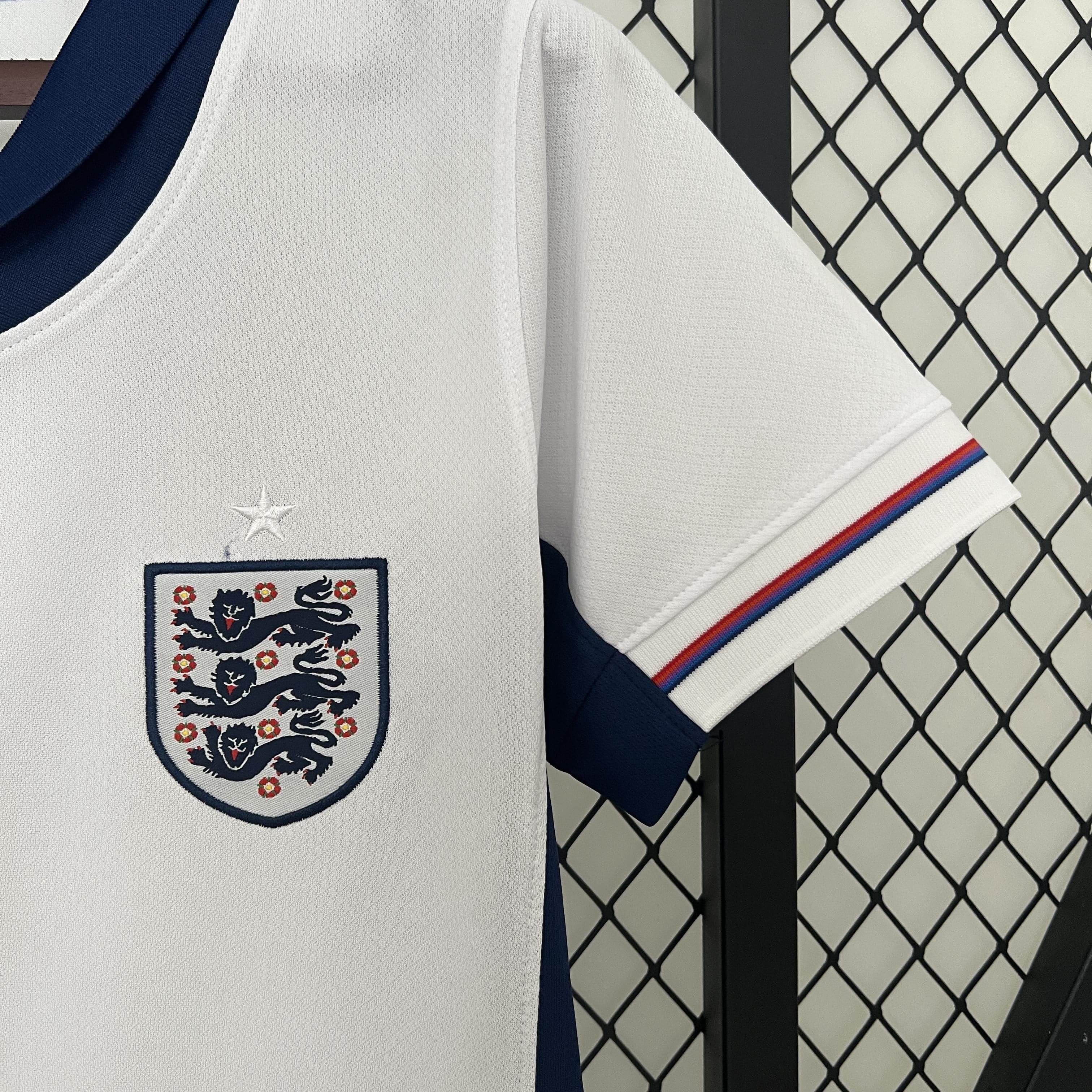 CAMISETA INGLATERRA l EURO 2024 MUJER (VERSIÓN FAN) - ZonaCamisetas