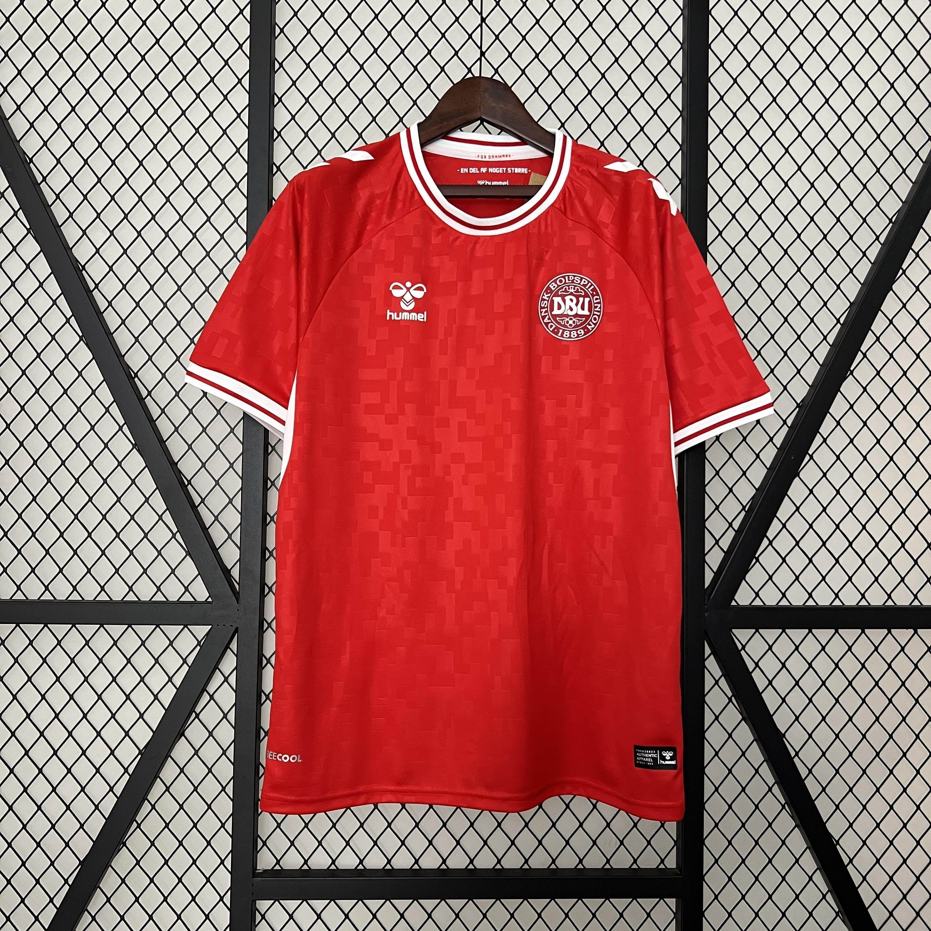 CAMISETA DINAMARCA I 24 HOMBRE (VERSIÓN FAN) - ZonaCamisetas