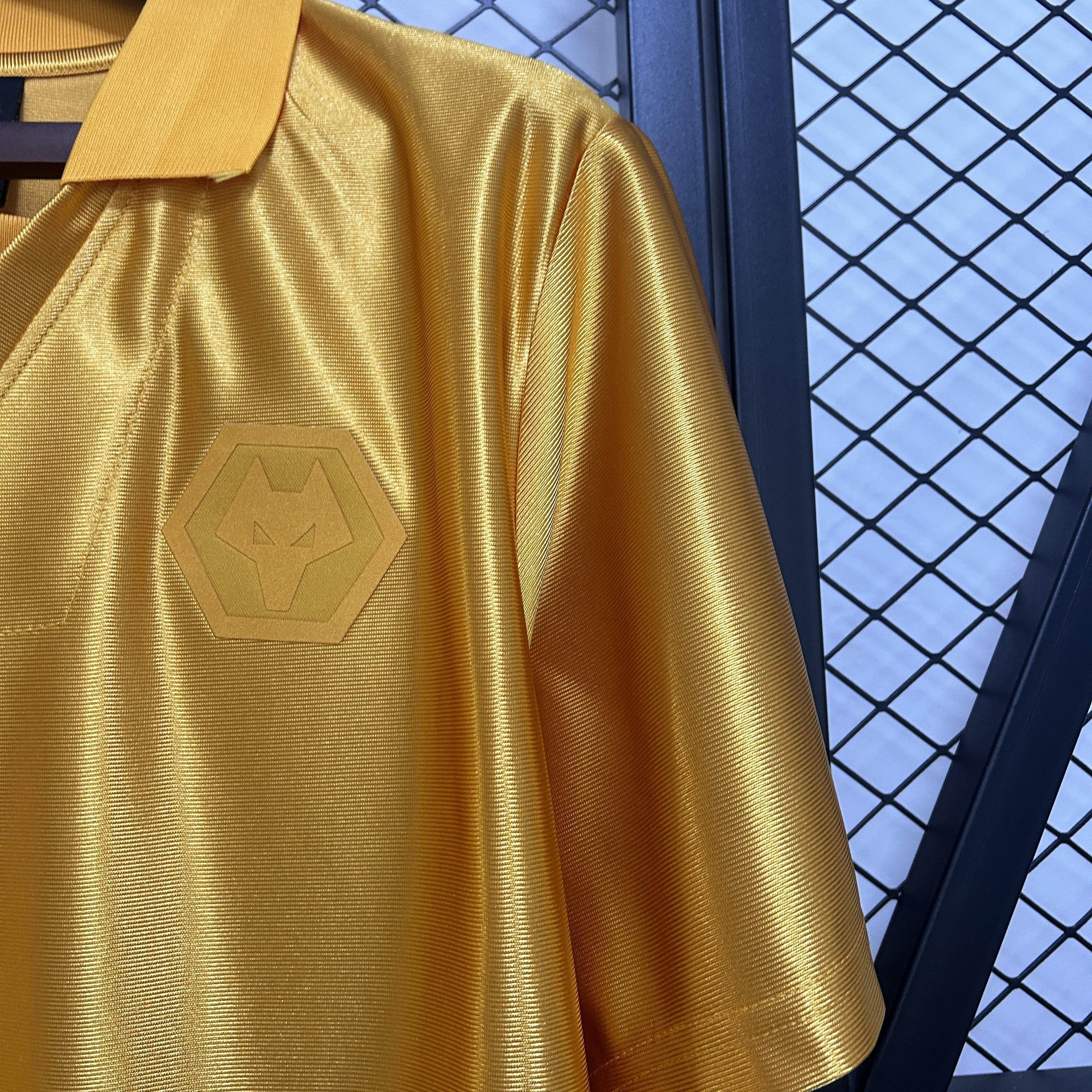 CAMISETA WOLVERHAMPTON I 25/26 70th HOMBRE (VERSIÓN FAN) - ZonaCamisetas