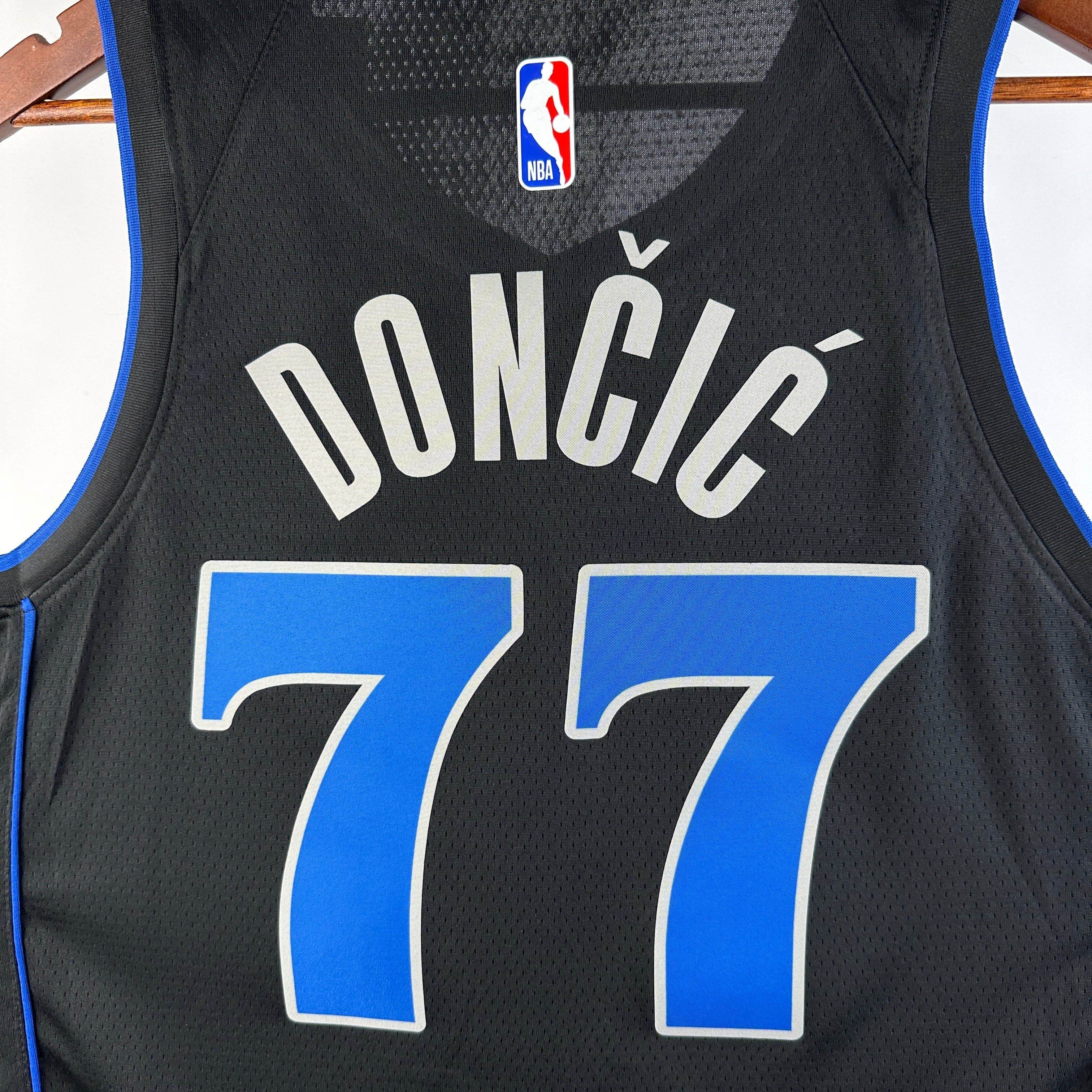 CAMISETA DALLAS MAVS SEASON 24 HOMBRE EDICION DONČIĆ (NBA) - ZonaCamisetas