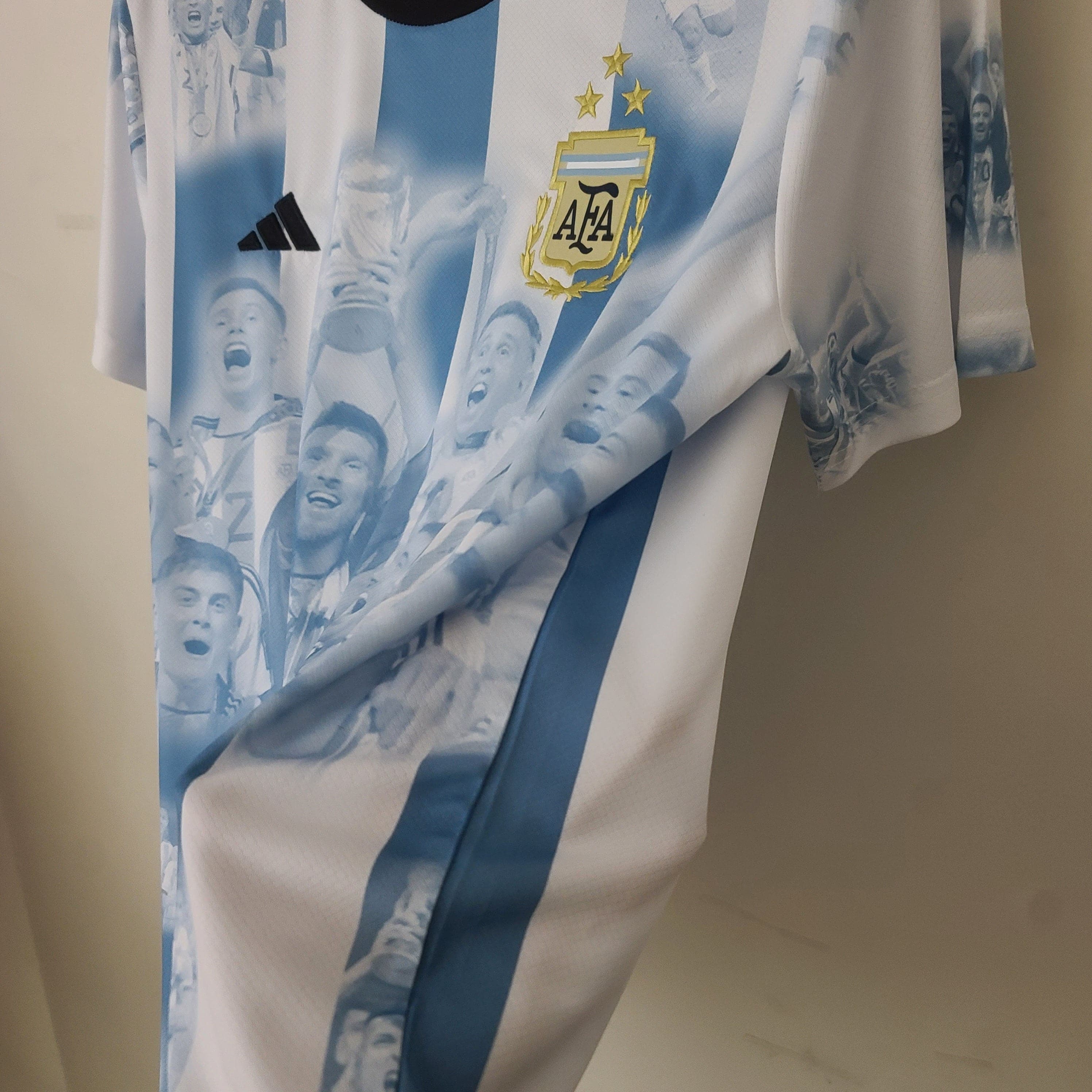 CAMISETA ARGENTINA EDICIÓN COMEMORATIVA I 23/24 HOMBRE (VERSIÓN FAN)