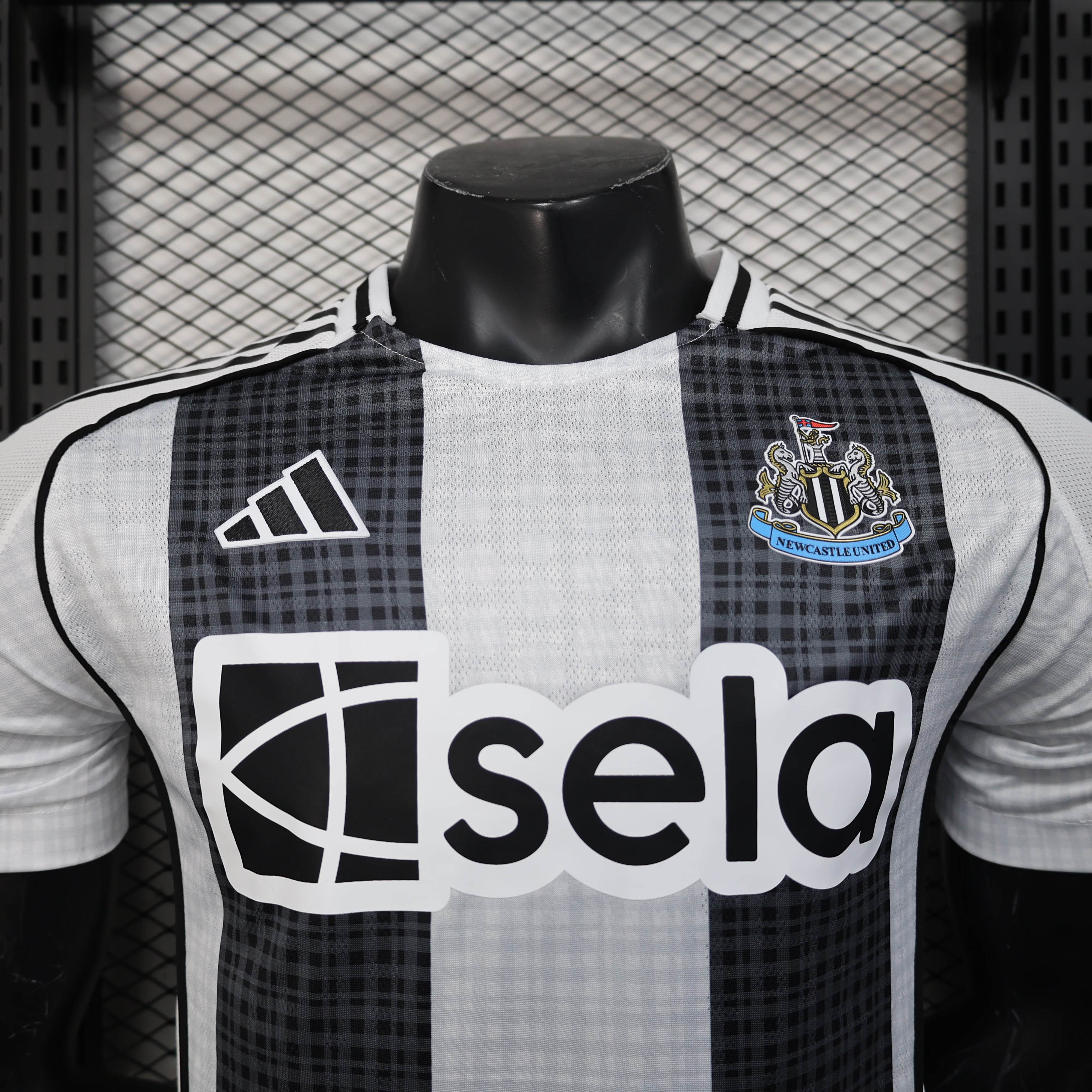 CAMISETA NEWCASTLE I 25/26 HOMBRE (VERSIÓN JUGADOR) - ZonaCamisetas