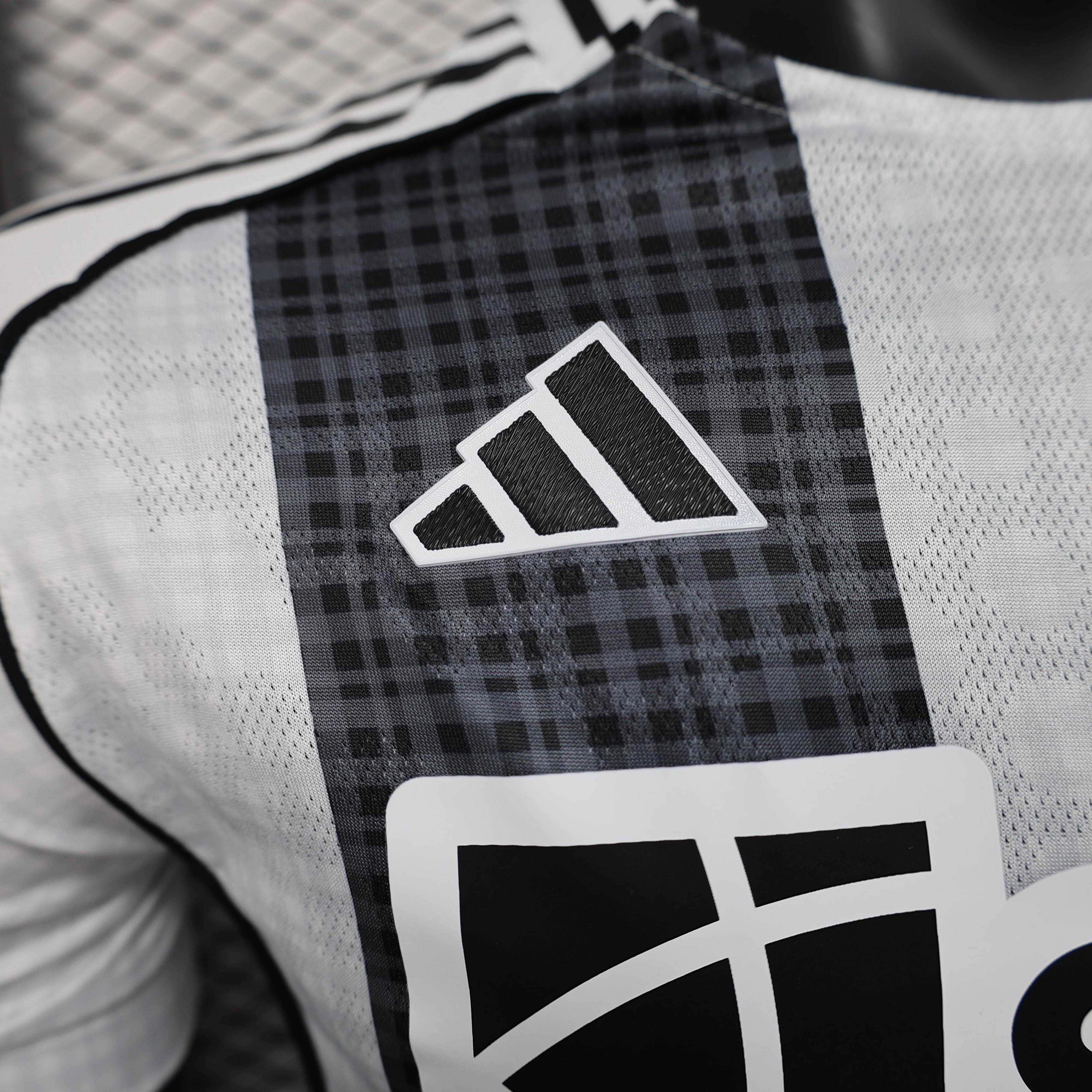 CAMISETA NEWCASTLE I 25/26 HOMBRE (VERSIÓN JUGADOR) - ZonaCamisetas