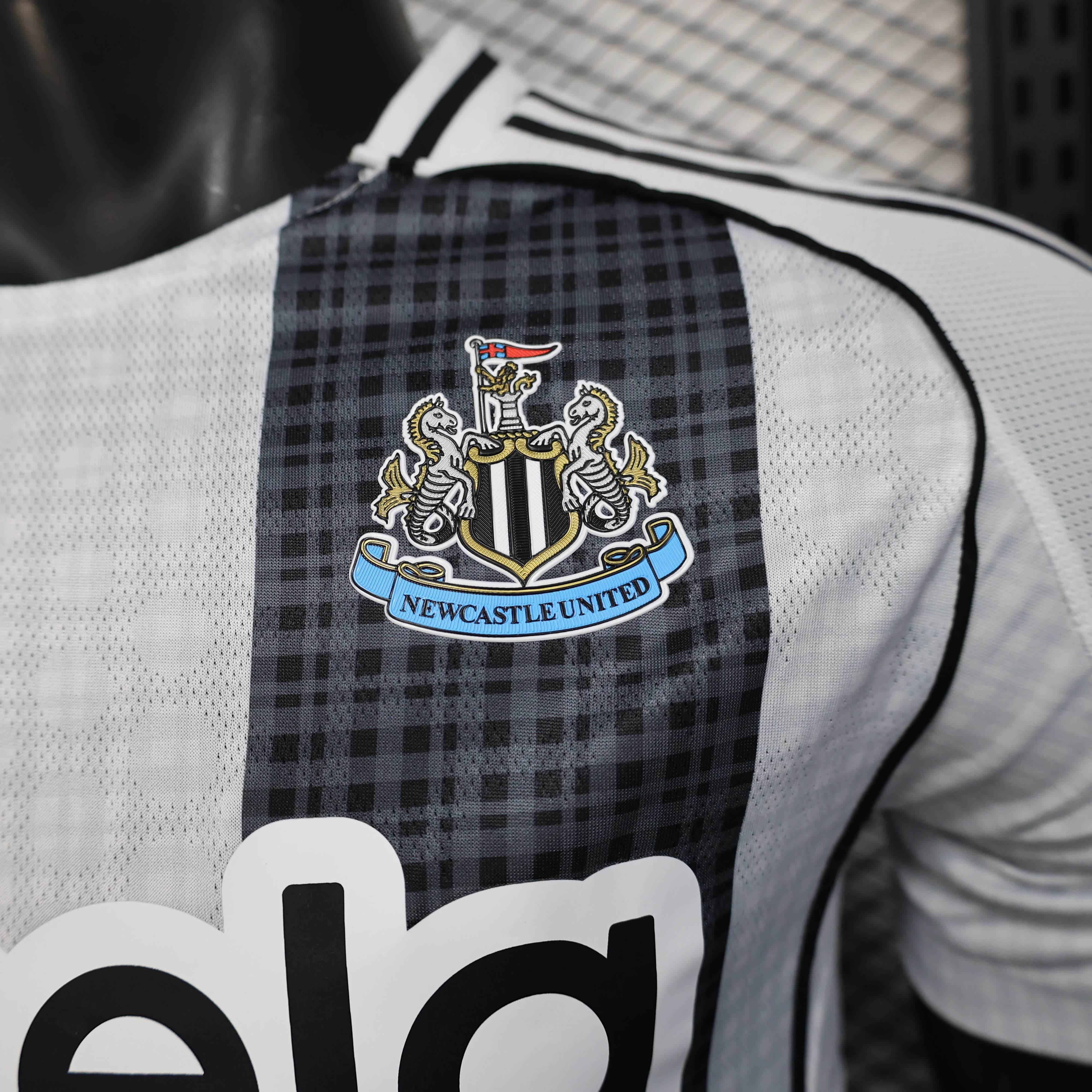 CAMISETA NEWCASTLE I 25/26 HOMBRE (VERSIÓN JUGADOR) - ZonaCamisetas