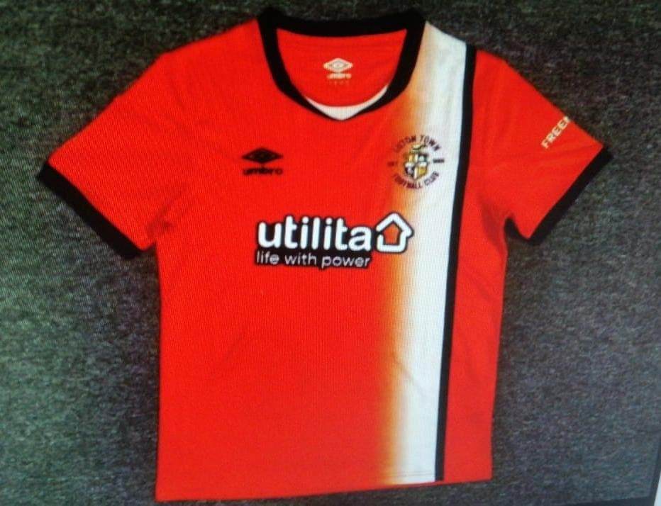 CAMISETA LUTON l 23/24 HOMBRE (VERSIÓN FAN) - ZonaCamisetas
