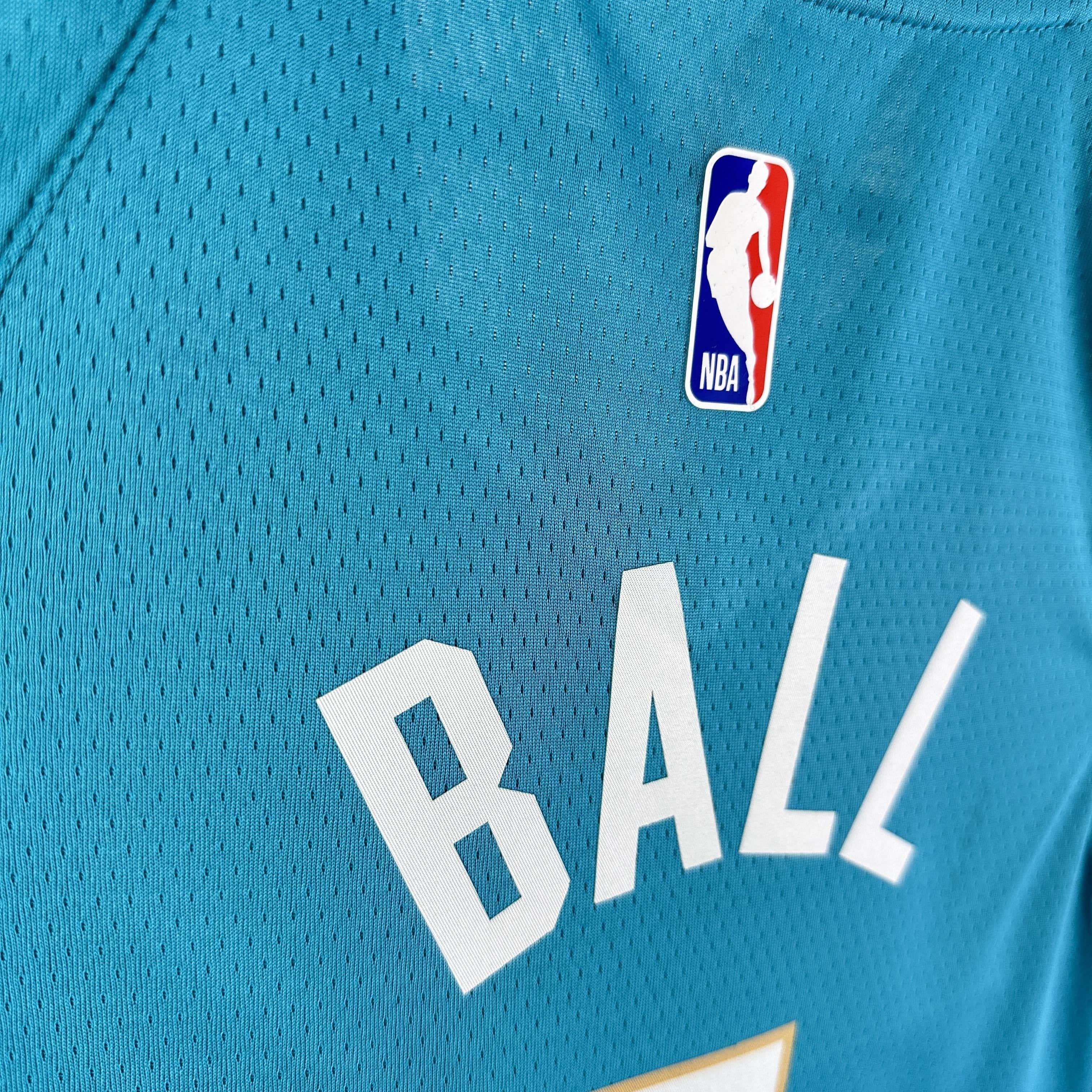 CAMISETA HORNETS SEASON 24 HOMBRE EDICIÓN BALL (NBA) - ZonaCamisetas
