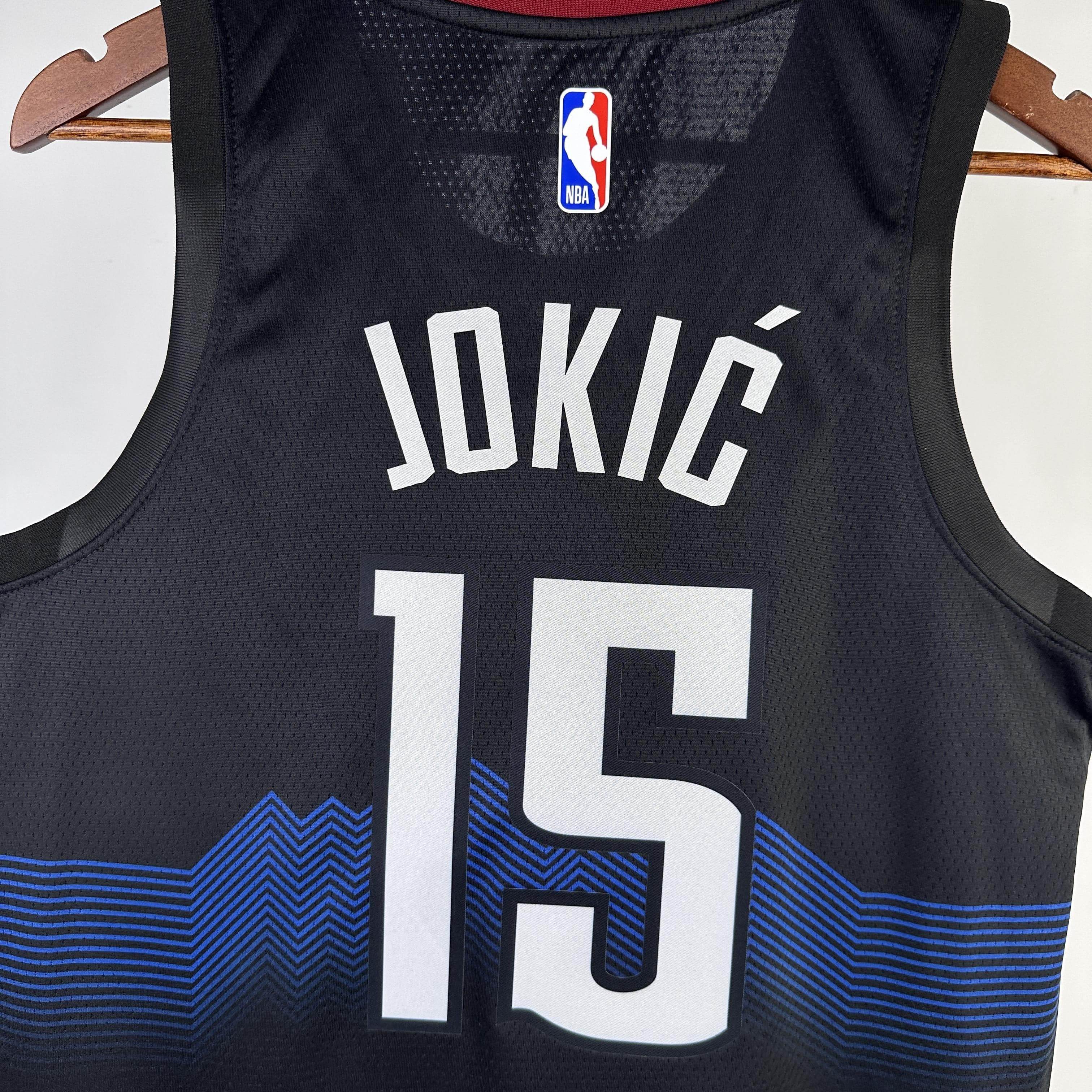 CAMISETA NUGGETS SEASON 24 HOMBRE EDICIÓN JOKIC (NBA) - ZonaCamisetas