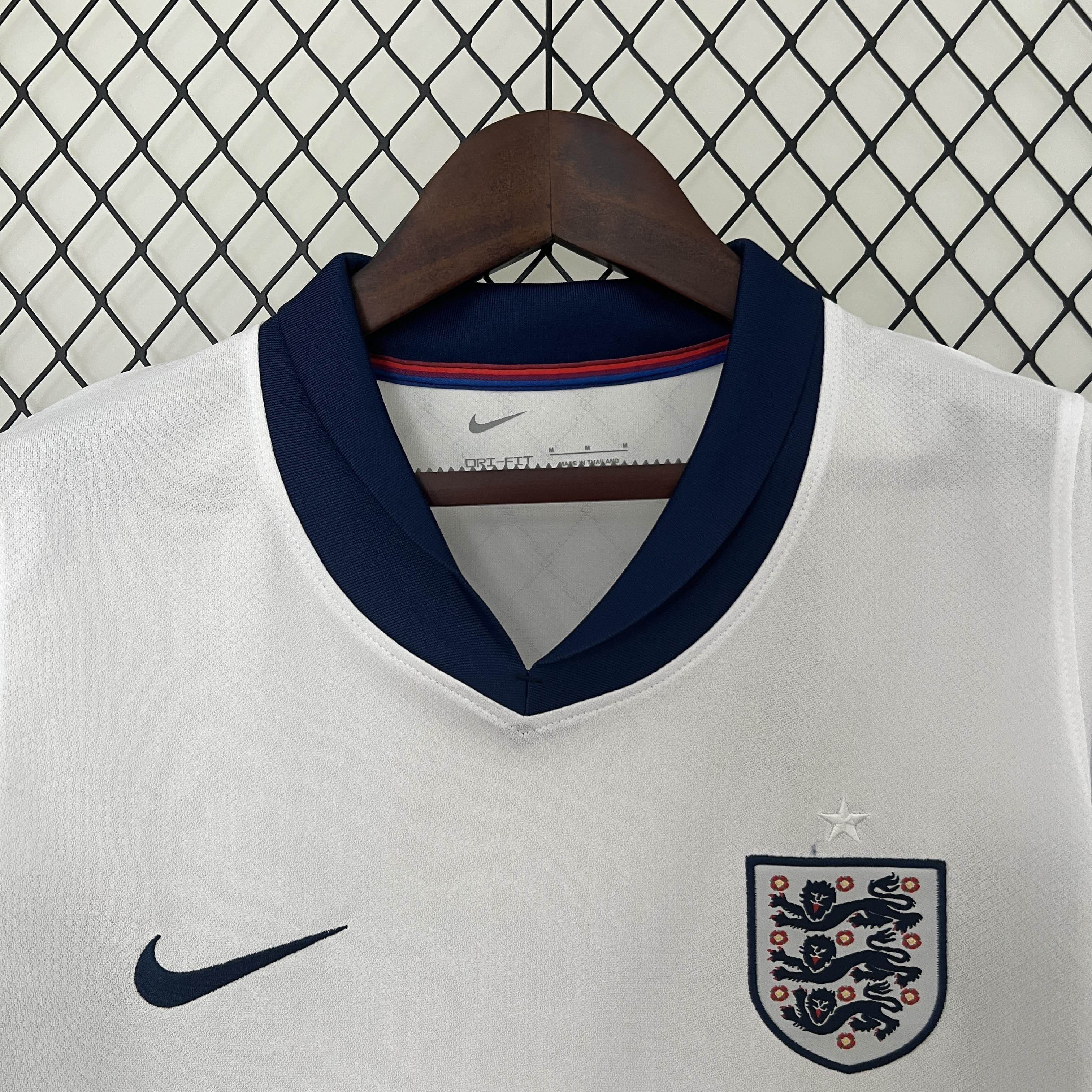 CAMISETA INGLATERRA l EURO 2024 MUJER (VERSIÓN FAN) - ZonaCamisetas
