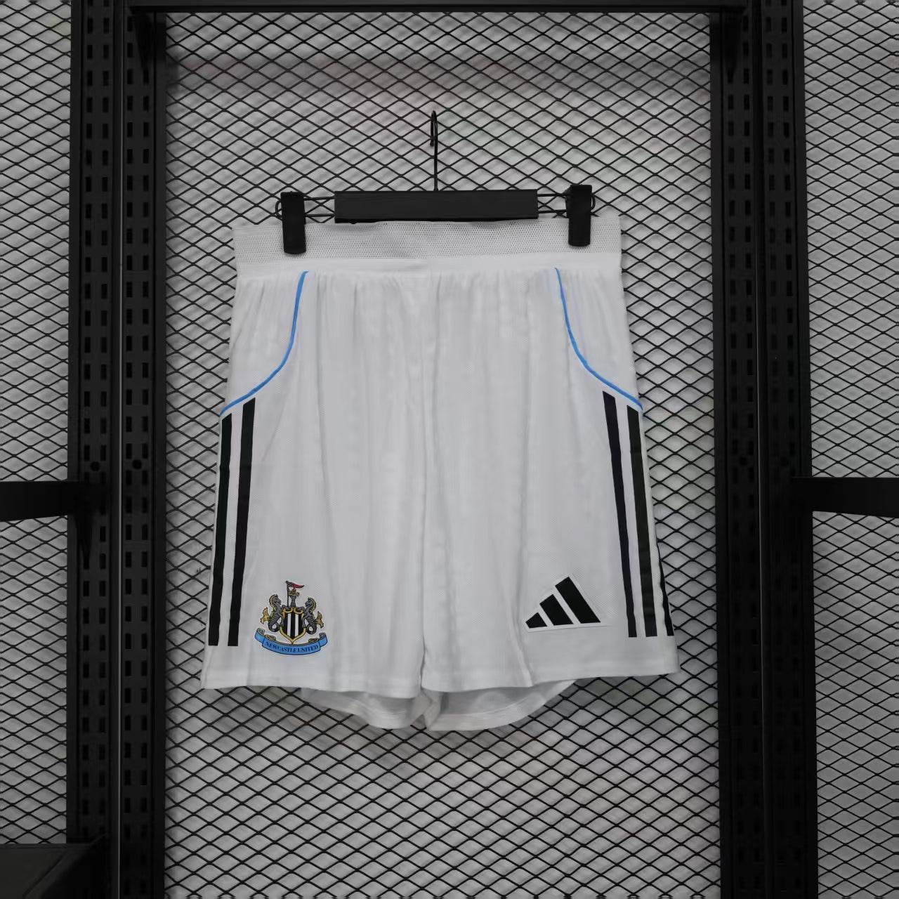NEWCASTLE SHORT I 25/26 - ZonaCamisetas