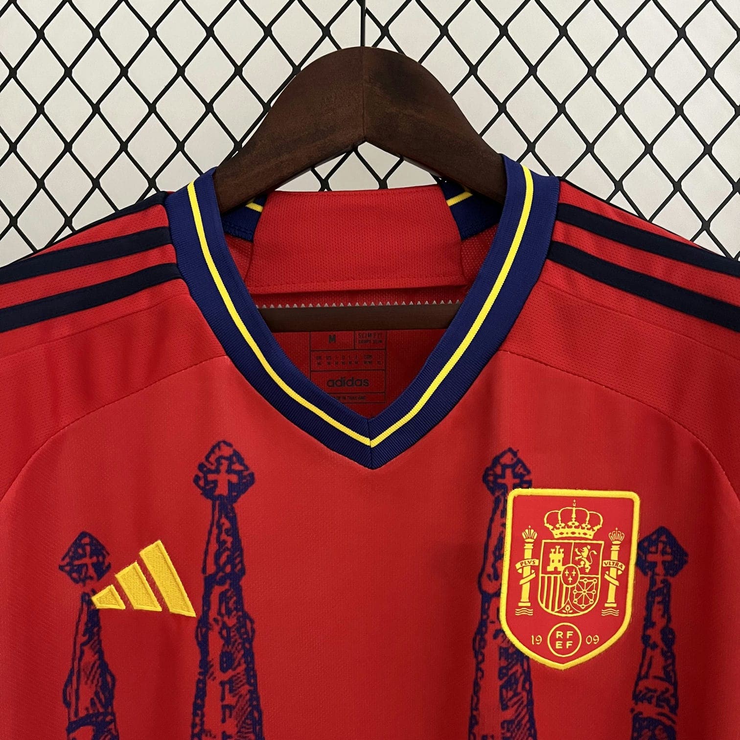 CAMISETA ESPAÑA ESPECIAL I 23/24 HOMBRE (VERSIÓN FAN)