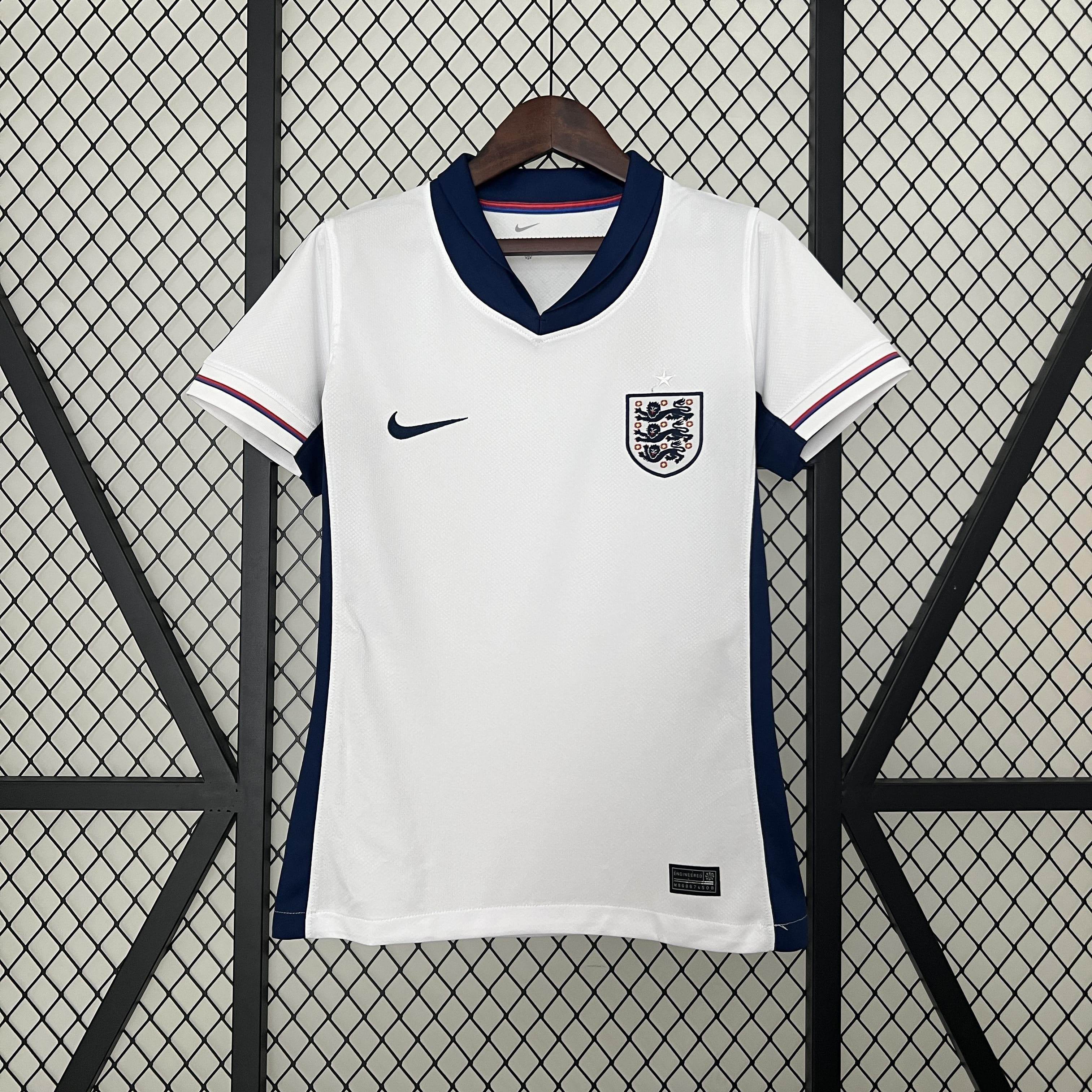 CAMISETA INGLATERRA l EURO 2024 MUJER (VERSIÓN FAN) - ZonaCamisetas