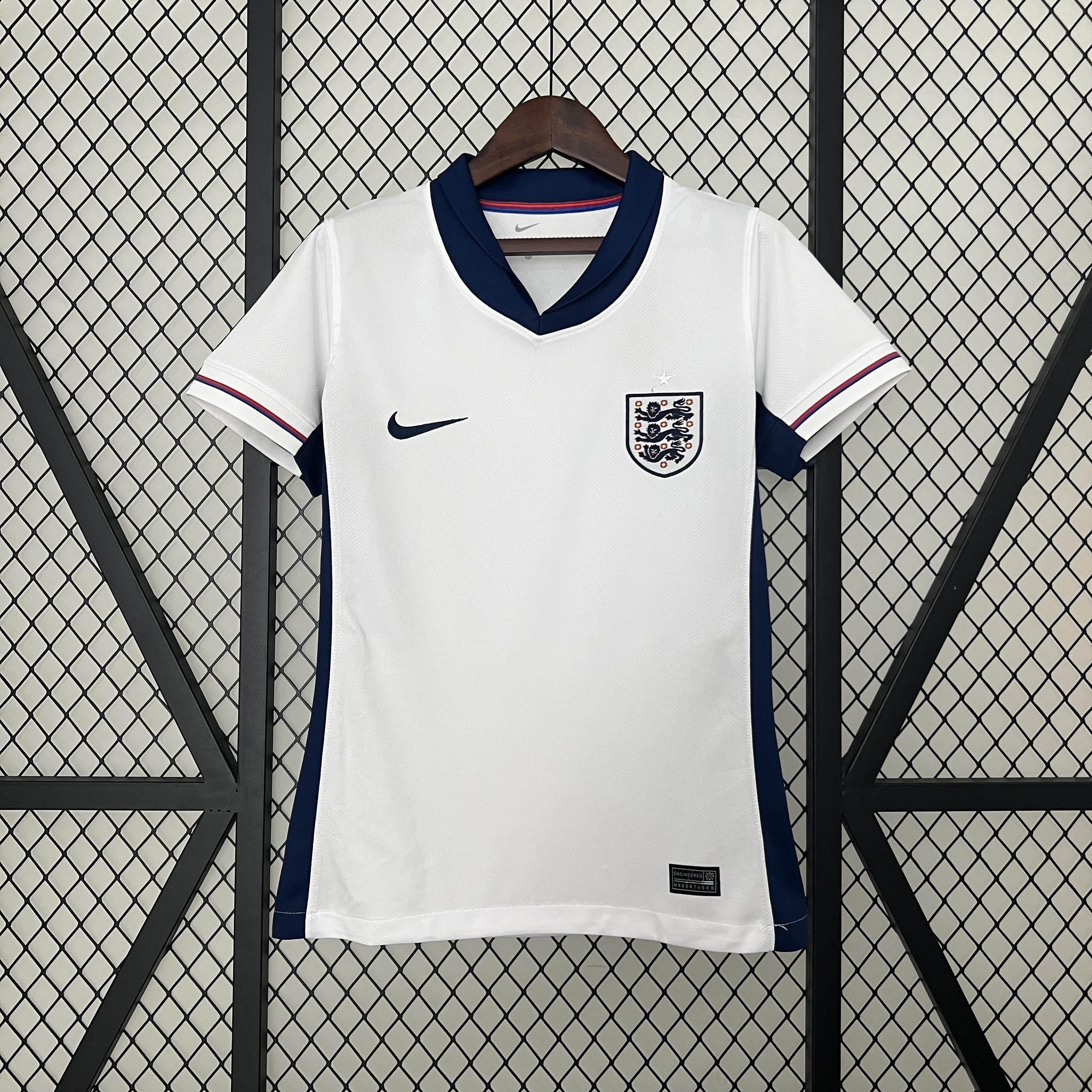 CAMISETA INGLATERRA l EURO 2024 MUJER (VERSIÓN FAN) - ZonaCamisetas