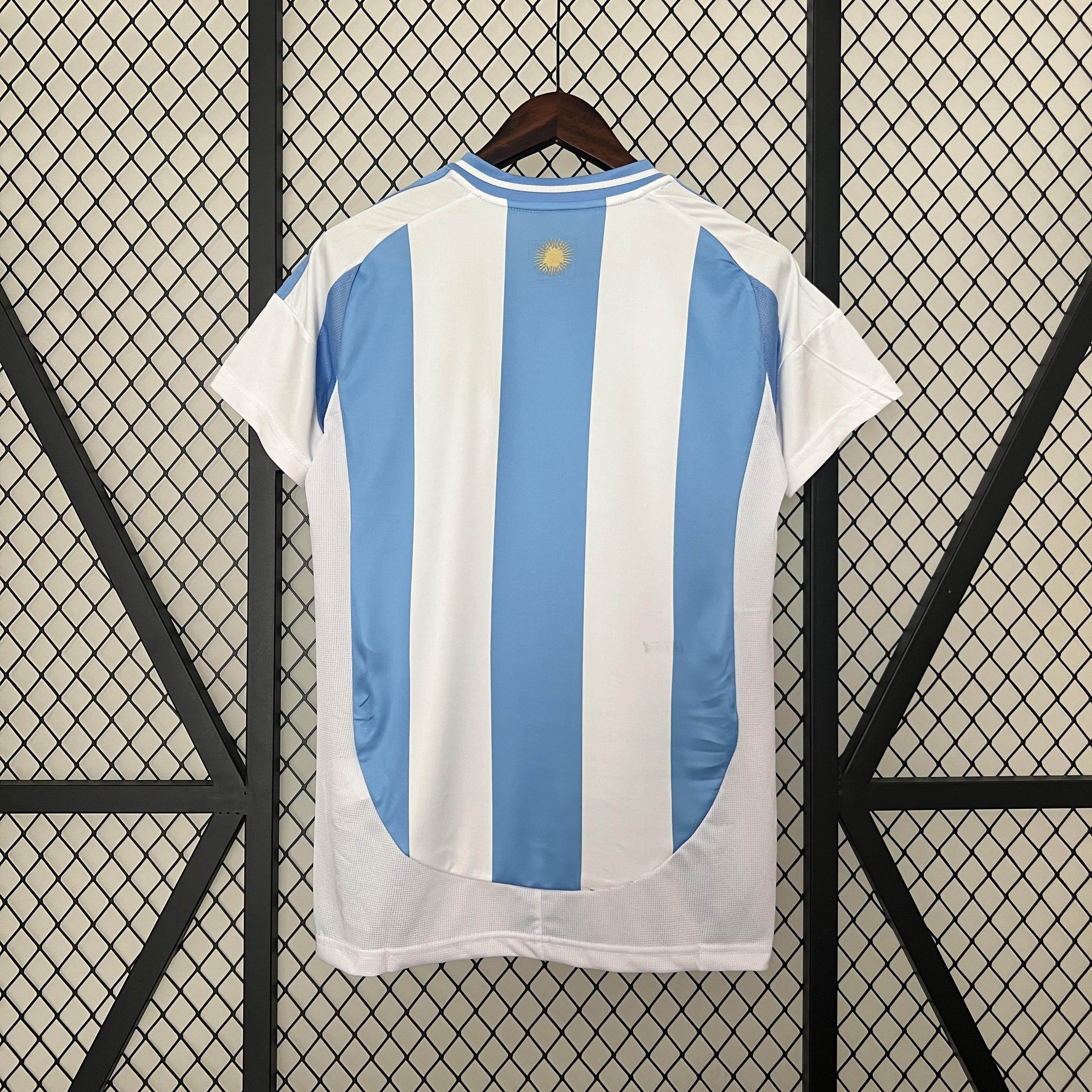 CAMISETA ARGENTINA I 2024 MUJER (VERSIÓN FAN) - ZonaCamisetas