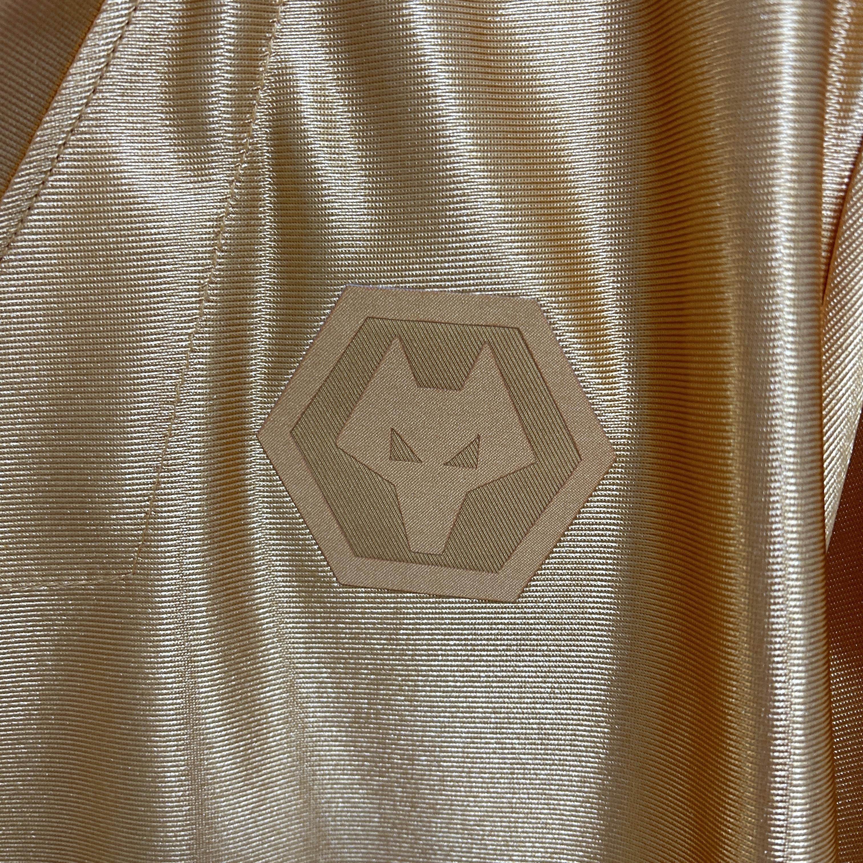 CAMISETA WOLVERHAMPTON I 25/26 70th HOMBRE (VERSIÓN FAN) - ZonaCamisetas