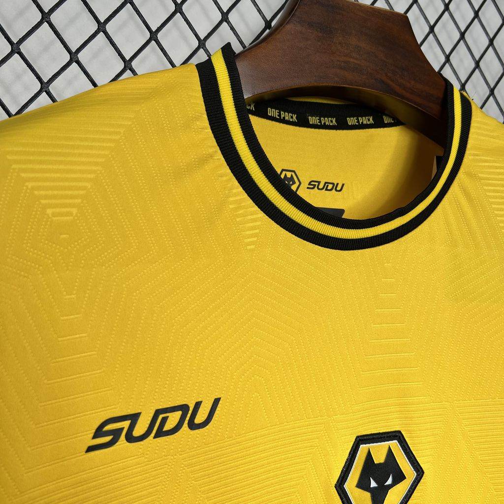 CAMISETA WOLVERHAMPTON I 24/25 HOMBRE (VERSIÓN FAN) - ZonaCamisetas