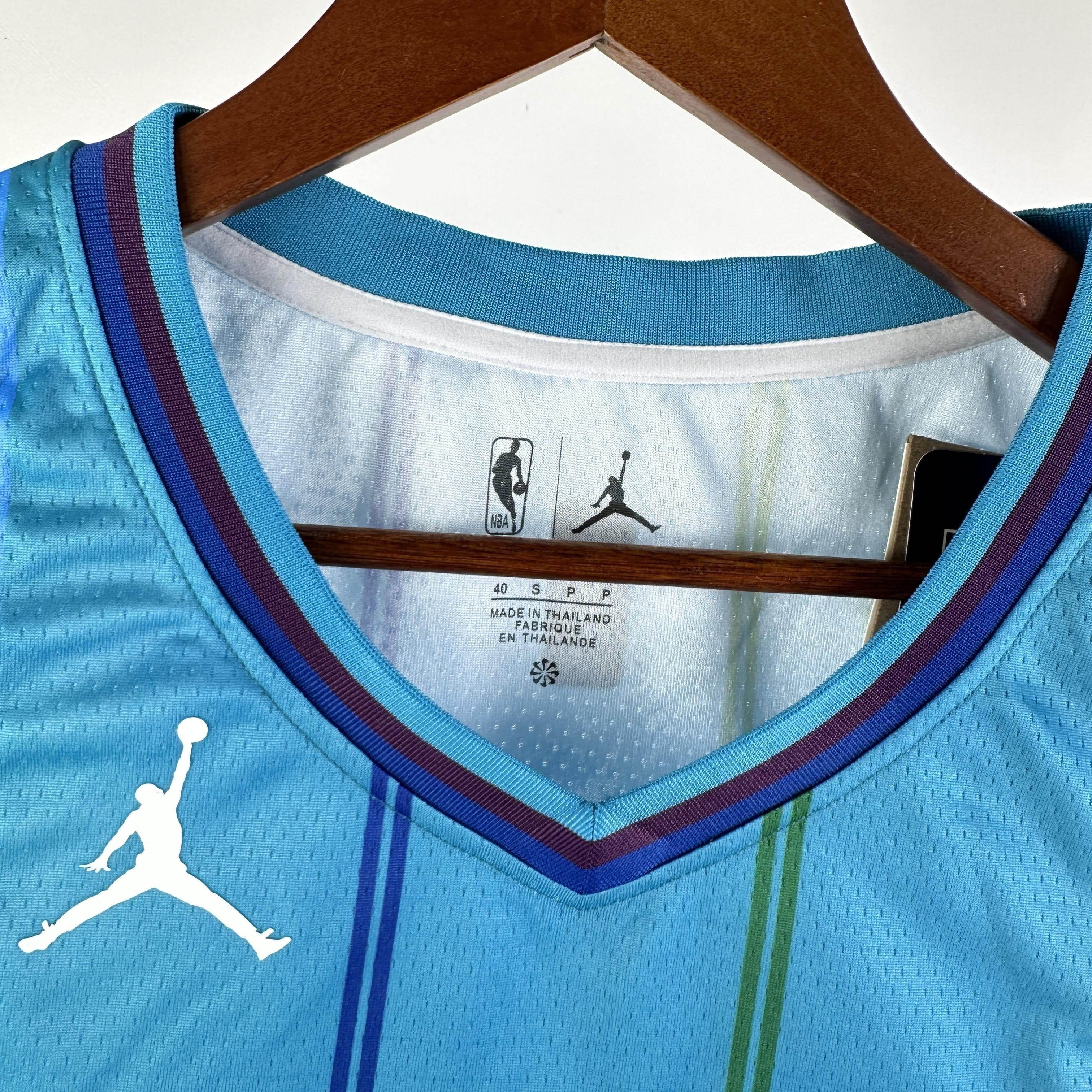 CAMISETA HORNETS SEASON 23/24 HOMBRE EDICIÓN BALL (NBA) - ZonaCamisetas