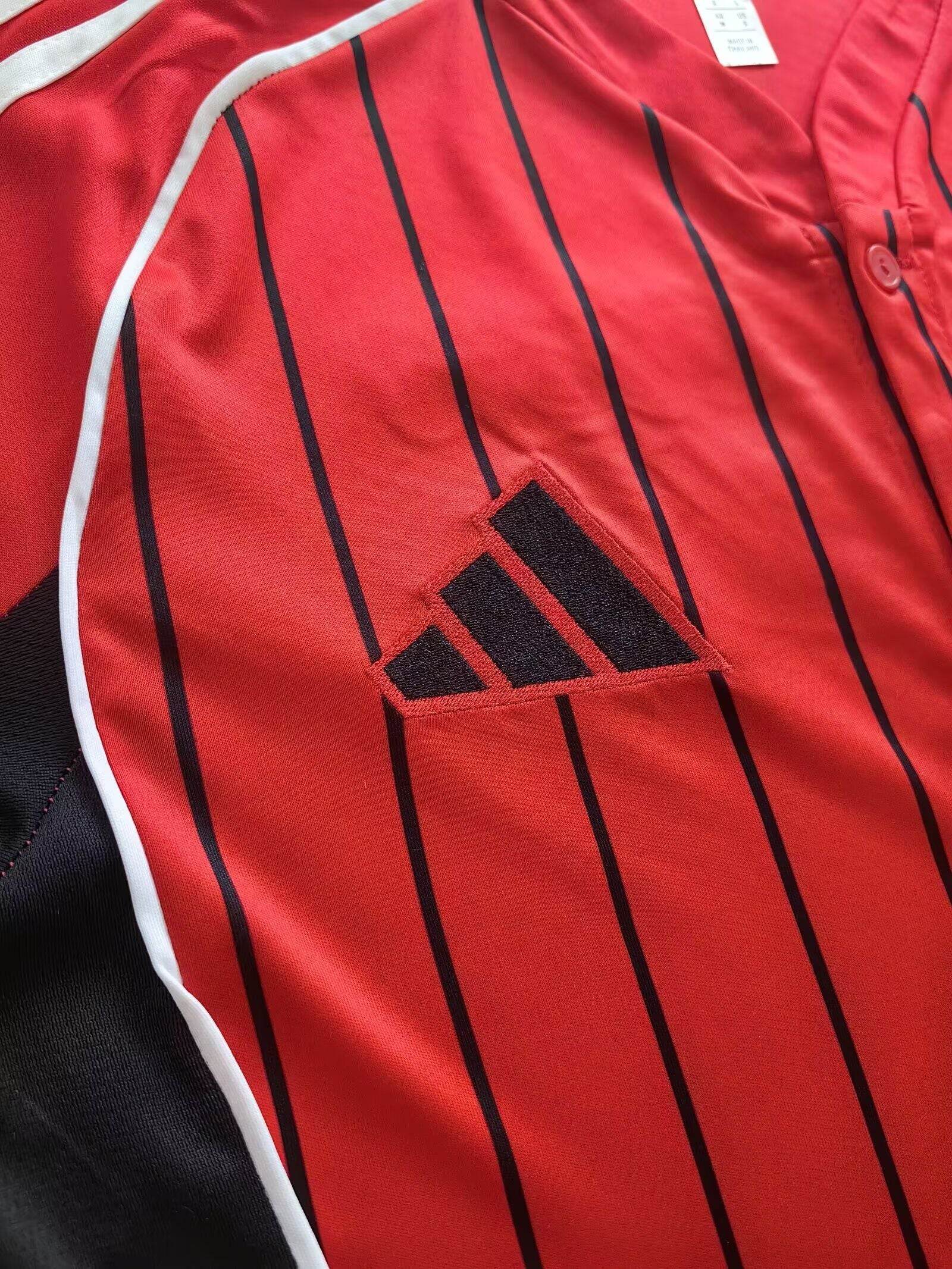 CAMISETA MANCHESTER UNITED EDICIÓN MLB (VERSIÓN FAN) - ZonaCamisetas