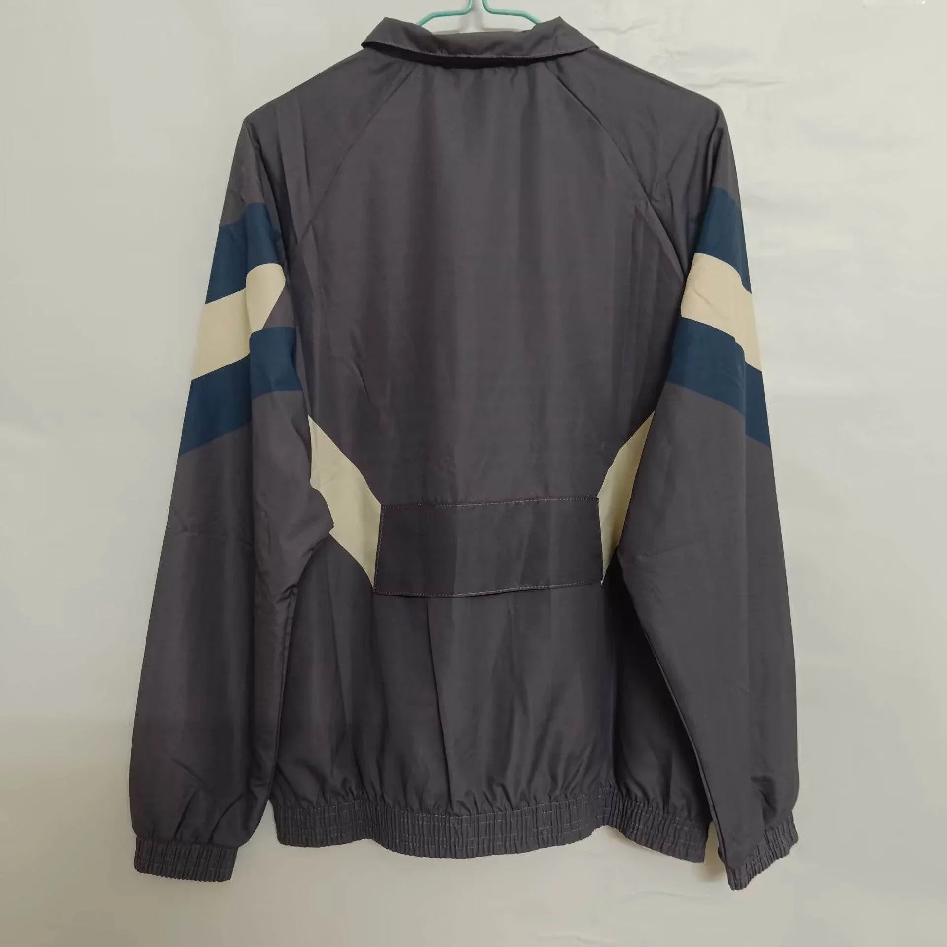 CORTAVIENTO REAL MADRID llI 24/25 - ZonaCamisetas