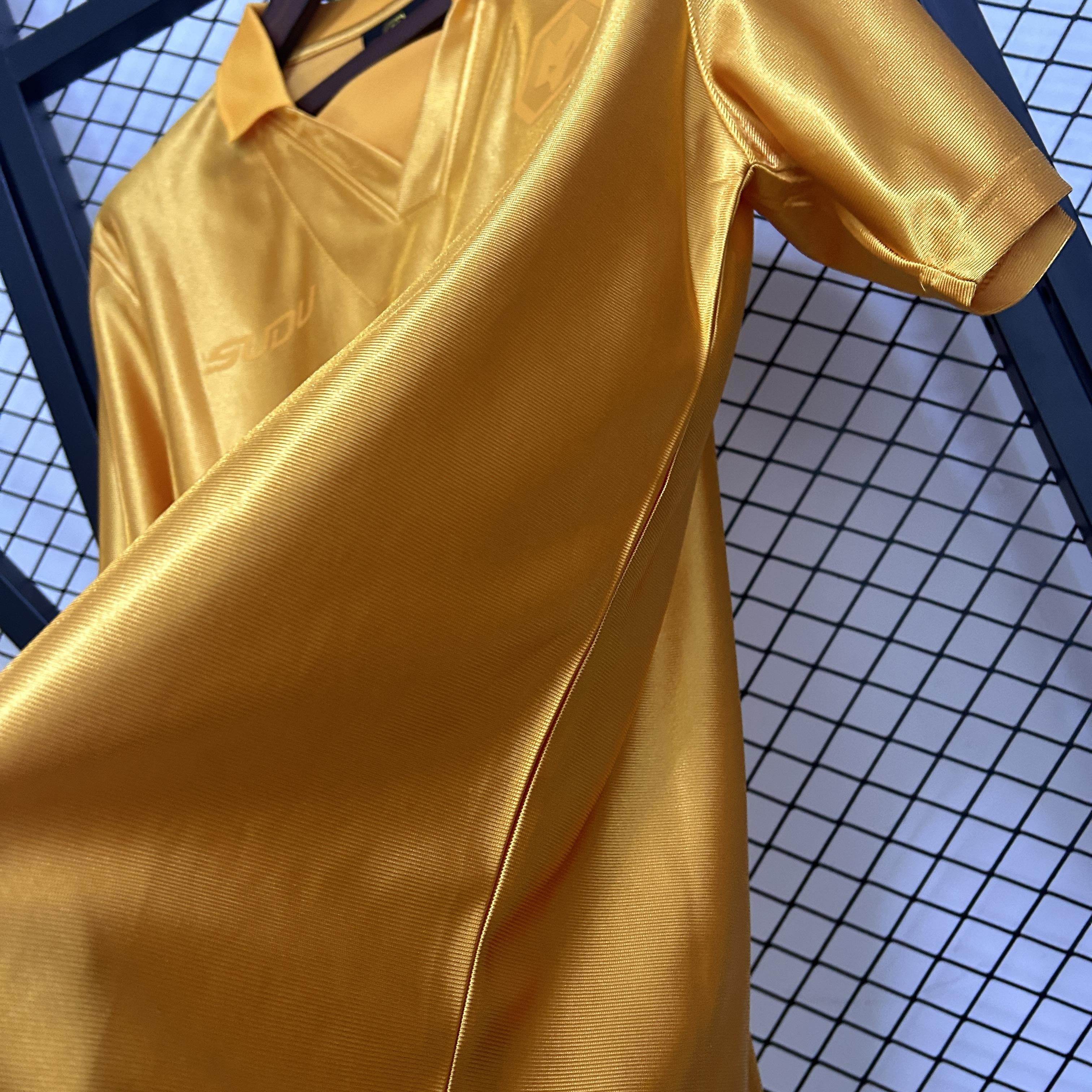 CAMISETA WOLVERHAMPTON I 25/26 70th HOMBRE (VERSIÓN FAN) - ZonaCamisetas