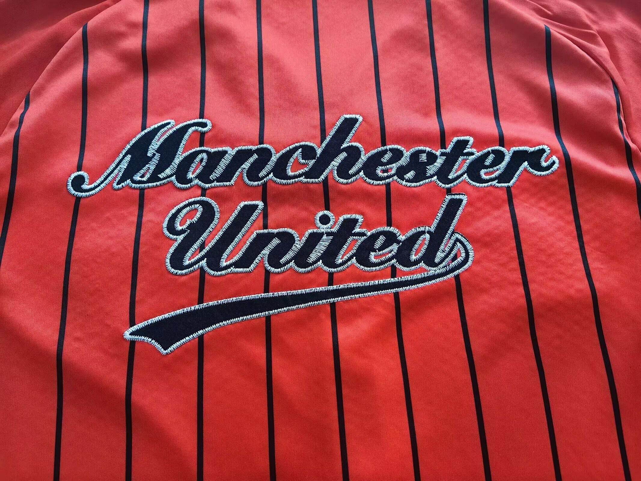 CAMISETA MANCHESTER UNITED EDICIÓN MLB (VERSIÓN FAN) - ZonaCamisetas
