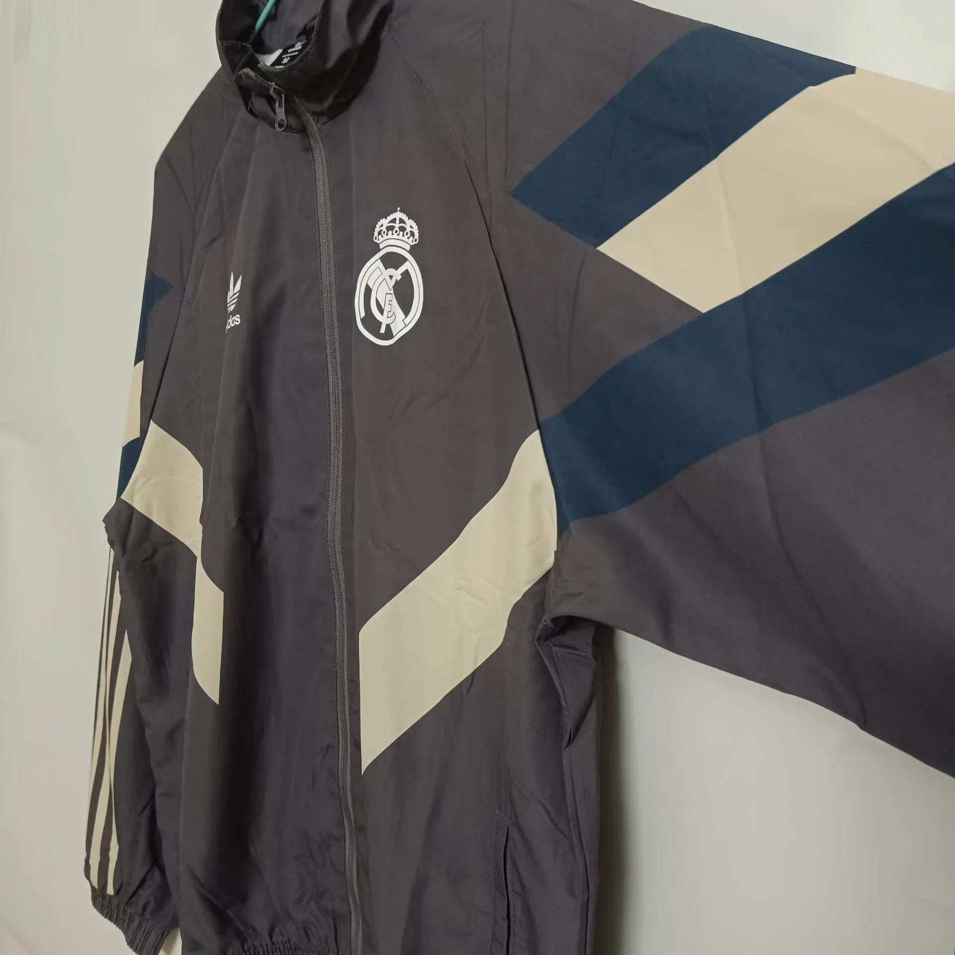 CORTAVIENTO REAL MADRID llI 24/25 - ZonaCamisetas