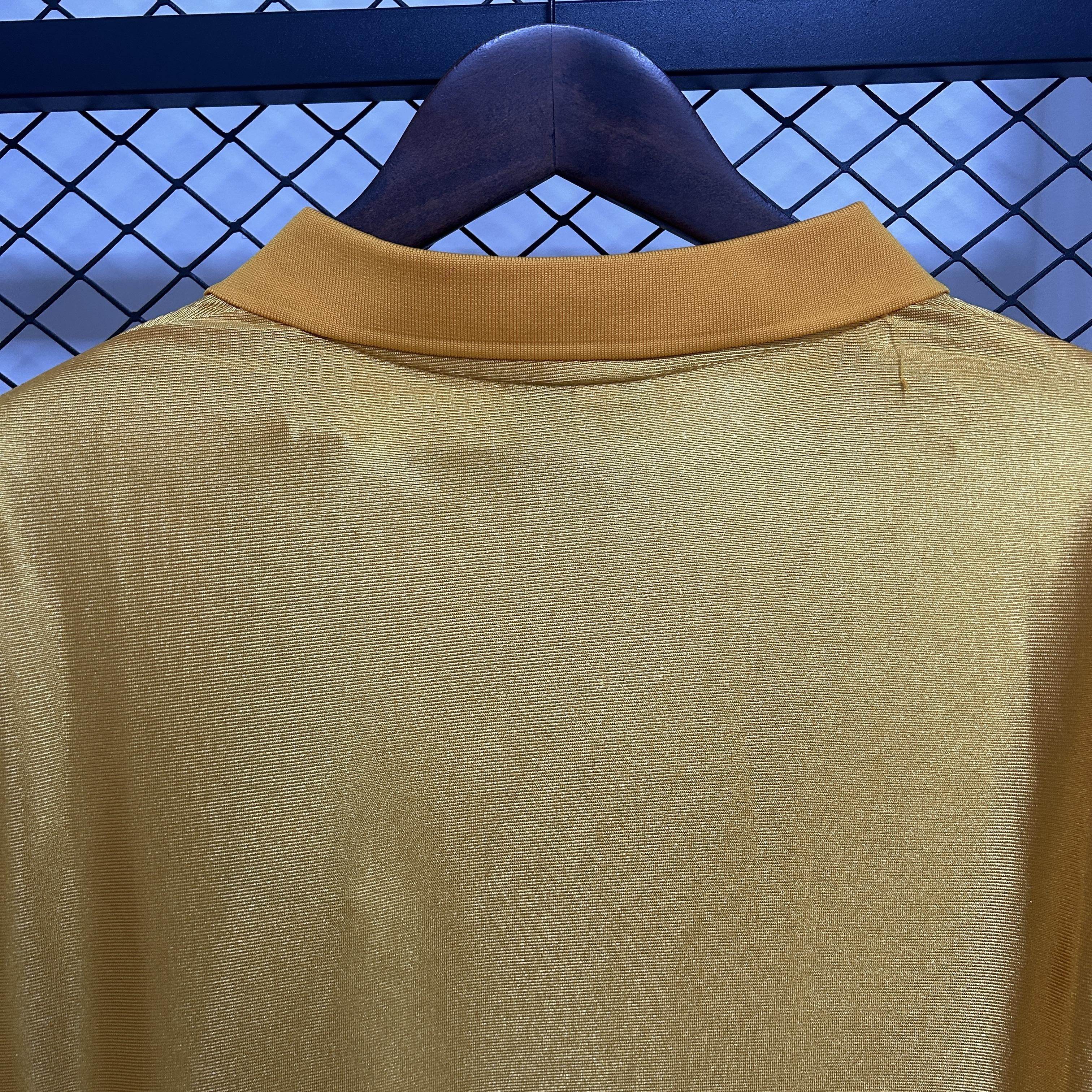 CAMISETA WOLVERHAMPTON I 25/26 70th HOMBRE (VERSIÓN FAN) - ZonaCamisetas