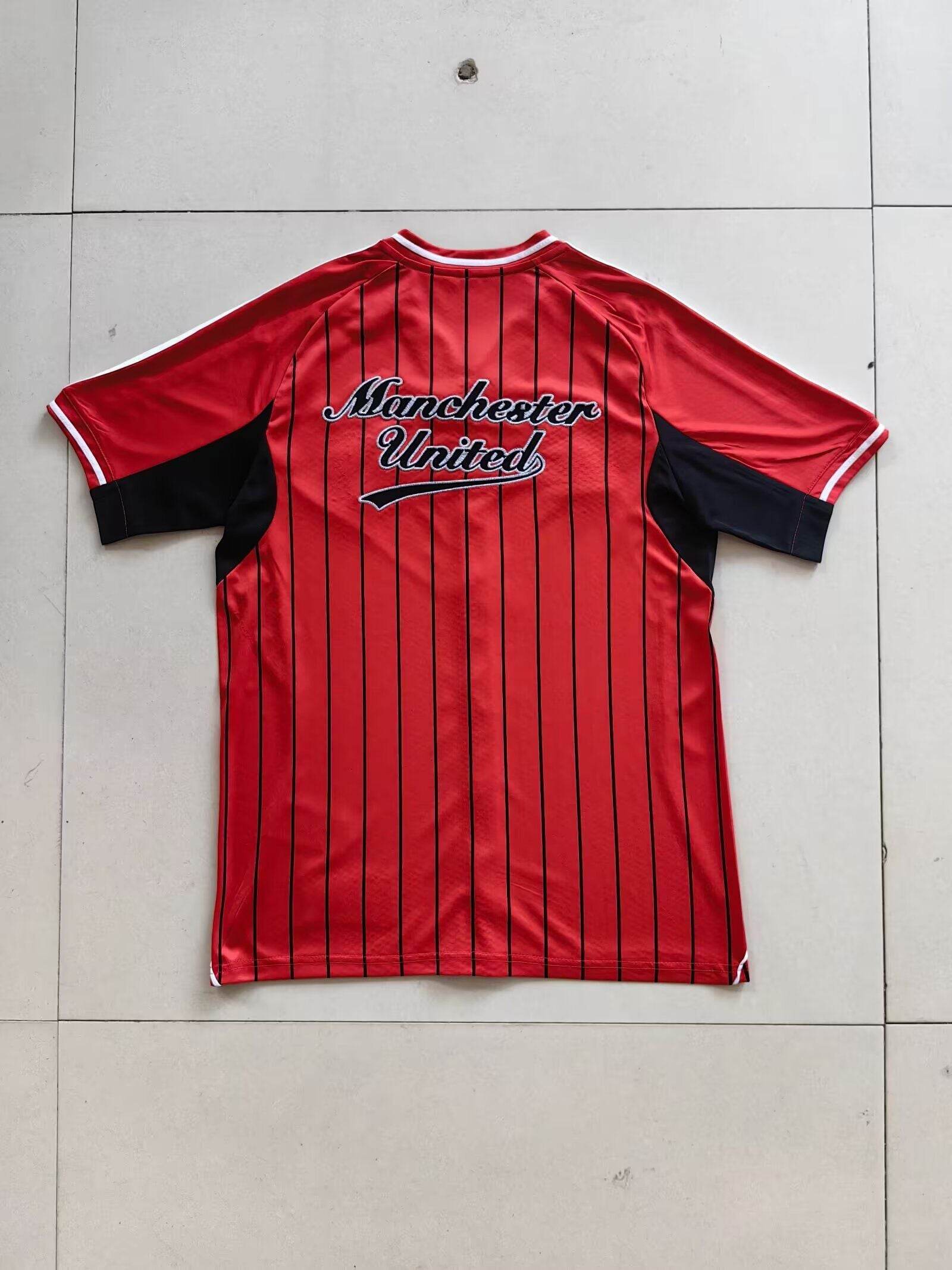 CAMISETA MANCHESTER UNITED EDICIÓN MLB (VERSIÓN FAN) - ZonaCamisetas