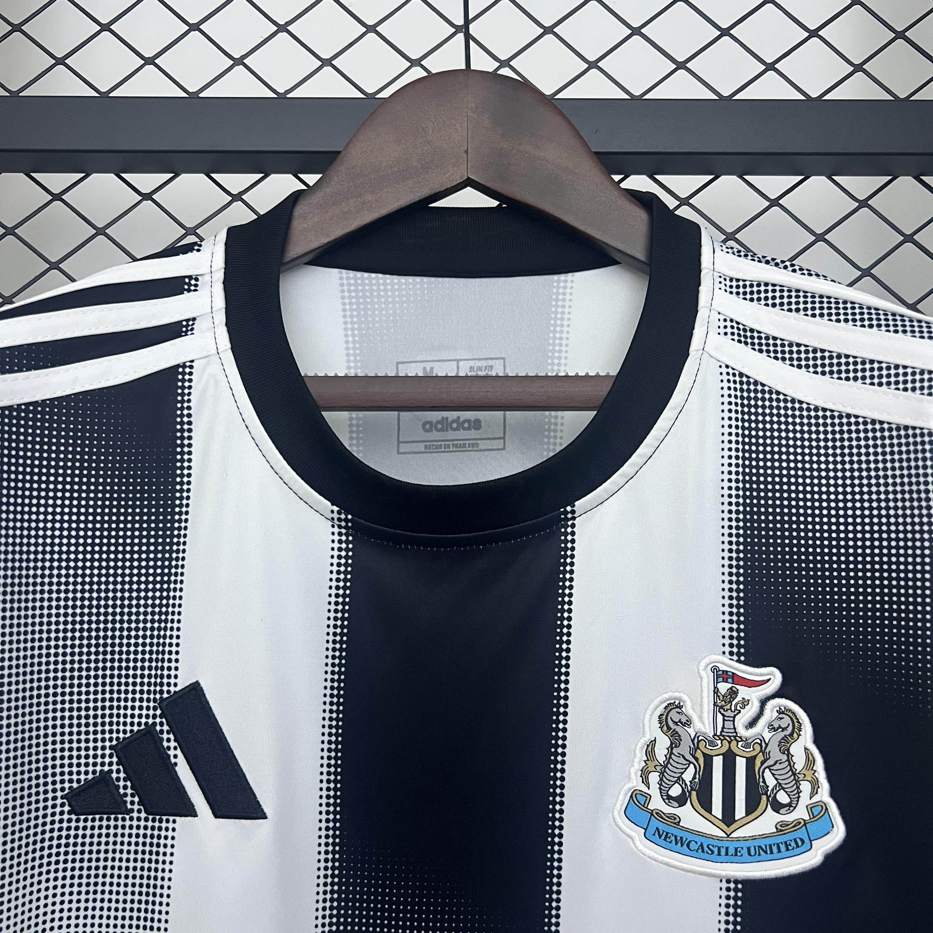 CAMISETA NEWCASTLE l 25/26 HOMBRE (VERSIÓN FAN) - ZonaCamisetas