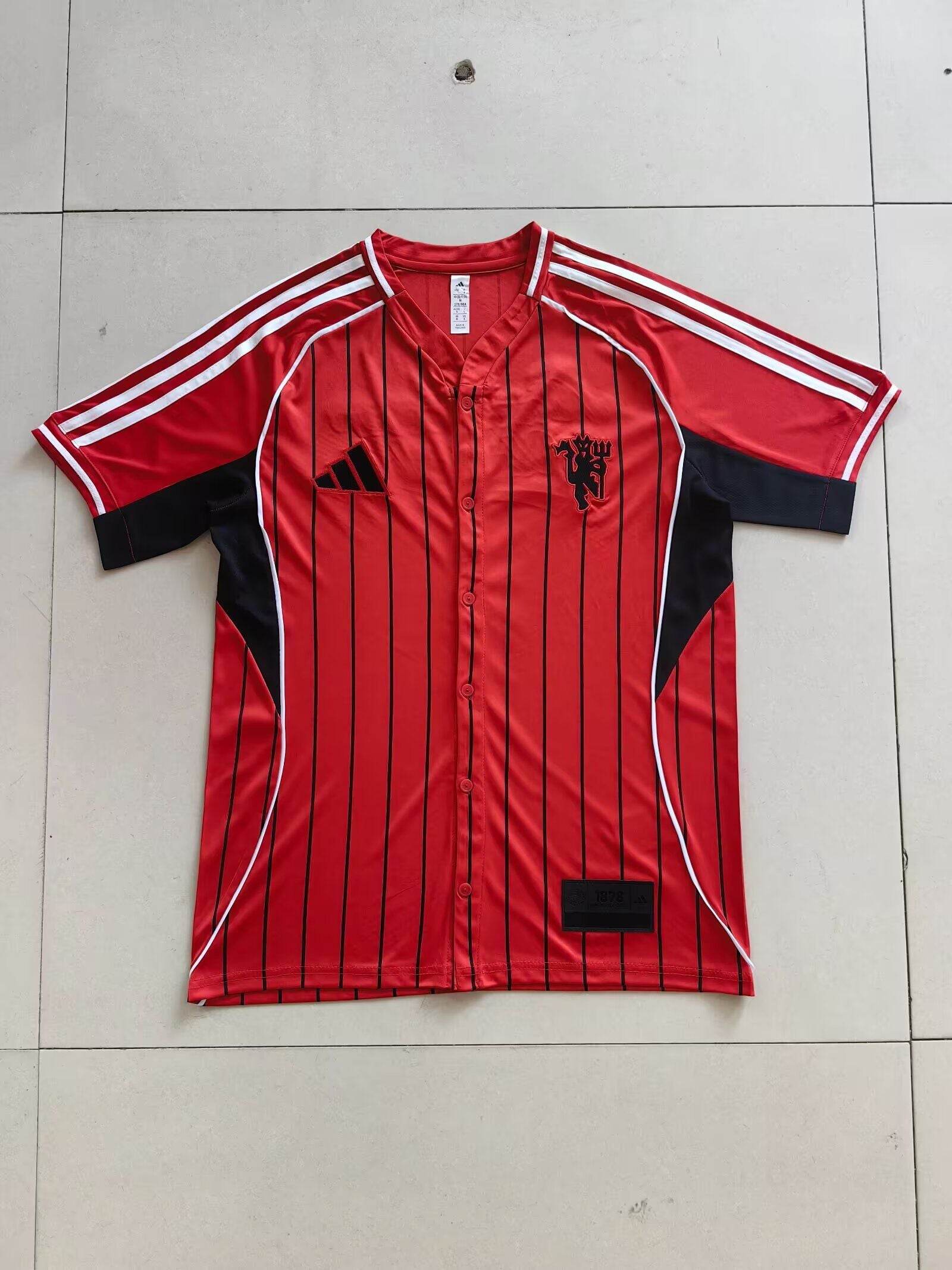 CAMISETA MANCHESTER UNITED EDICIÓN MLB (VERSIÓN FAN) - ZonaCamisetas