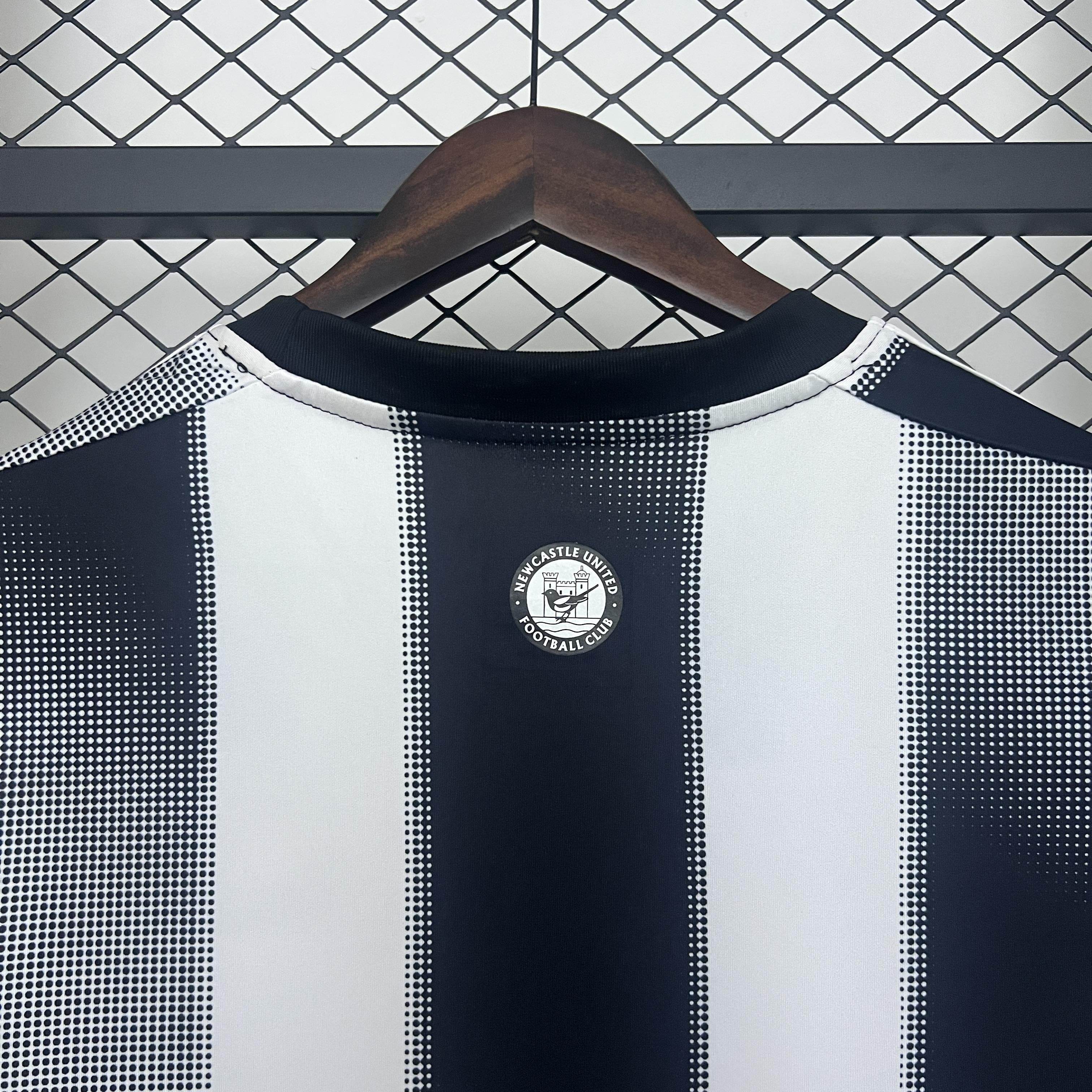 CAMISETA NEWCASTLE l 25/26 HOMBRE (VERSIÓN FAN) - ZonaCamisetas