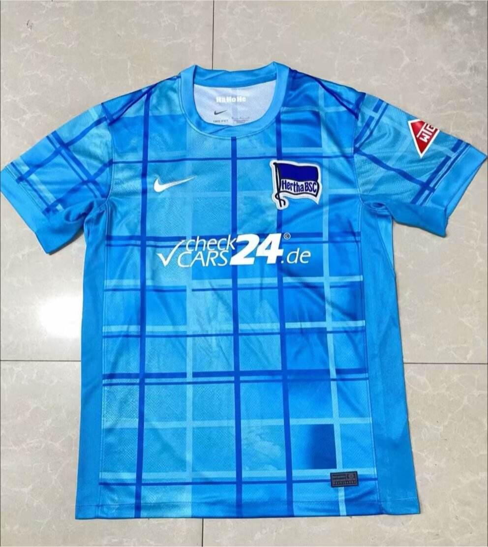 CAMISETA HERTHA BSC I 24/25 HOMBRE (VERSIÓN FAN) - ZonaCamisetas