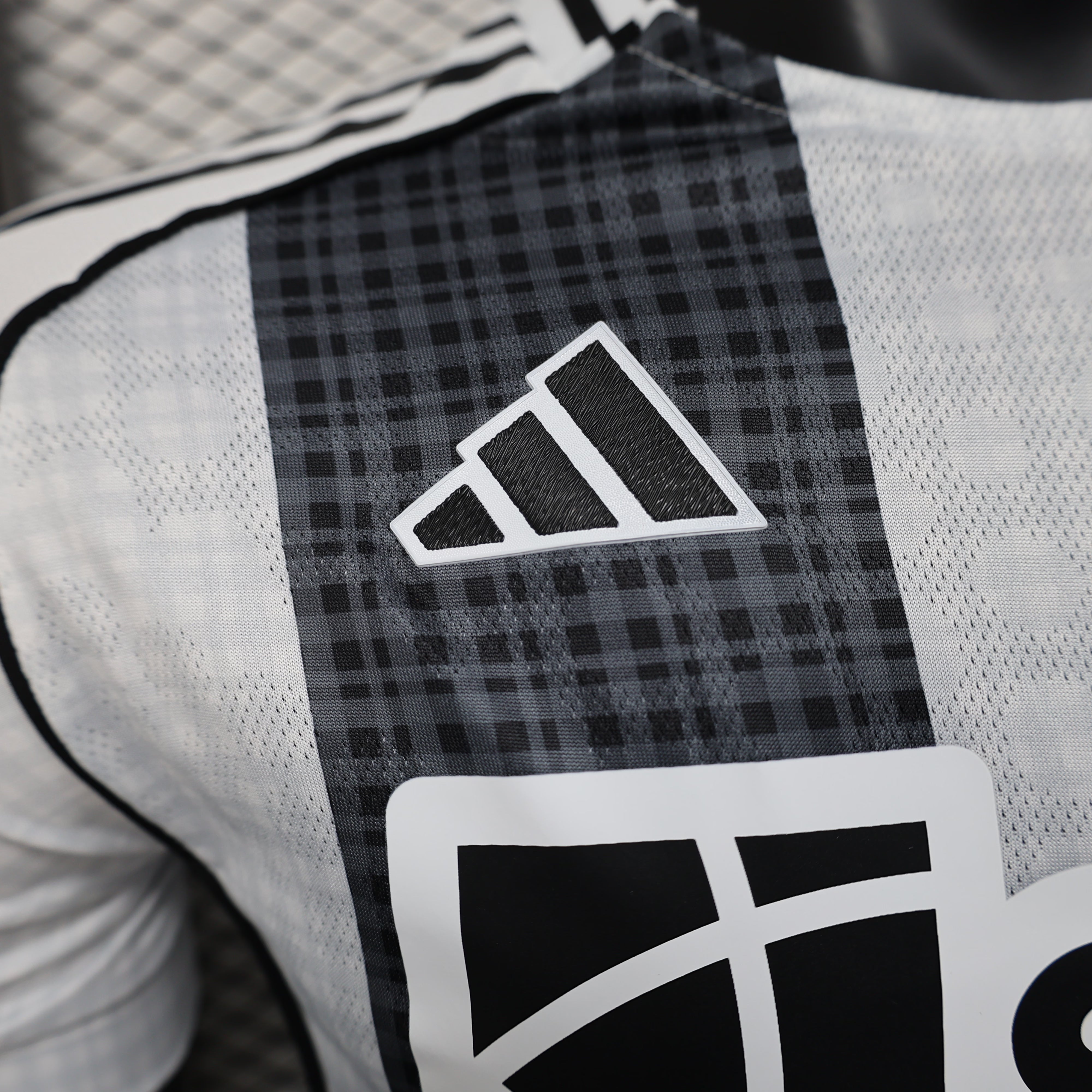 CAMISETA NEWCASTLE I 25/26 HOMBRE (VERSIÓN JUGADOR)