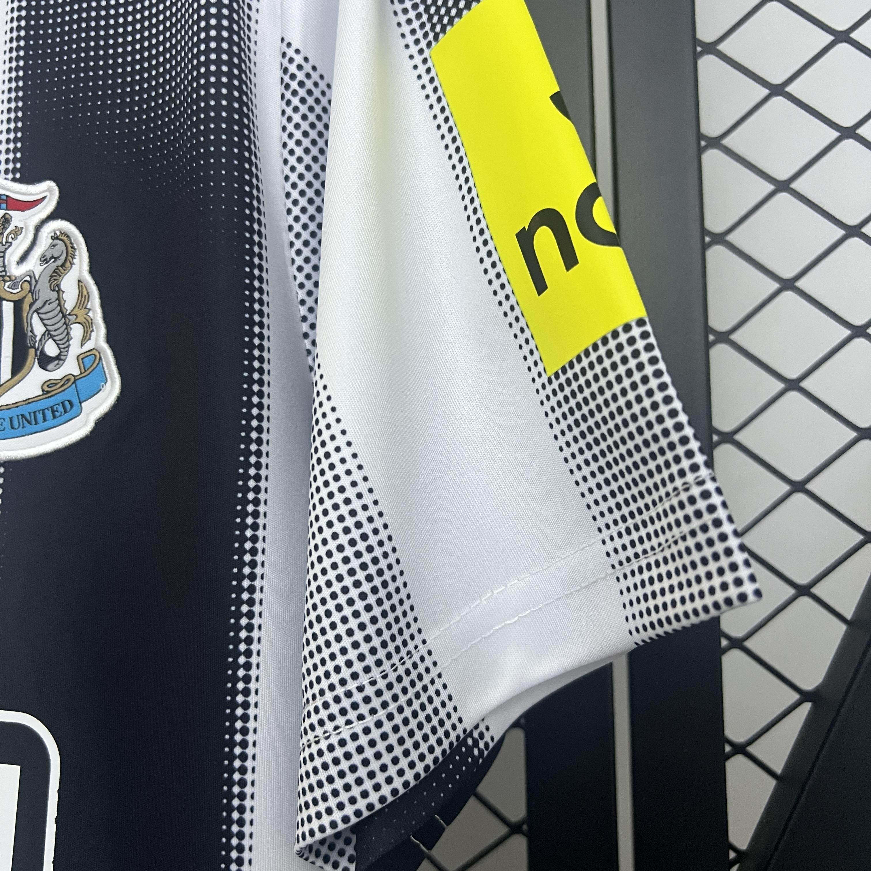 CAMISETA NEWCASTLE l 25/26 HOMBRE (VERSIÓN FAN) - ZonaCamisetas
