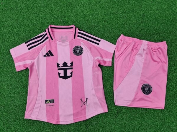 1749B723-0A2B-4472-8DEE-DD75E1D20E1A_467a0039-221b-4ad5-a28a-510d377e53ee CAMISETA INTER MIAMI I 25/26 CONJUNTO INFANTIL - Zona Camisetas