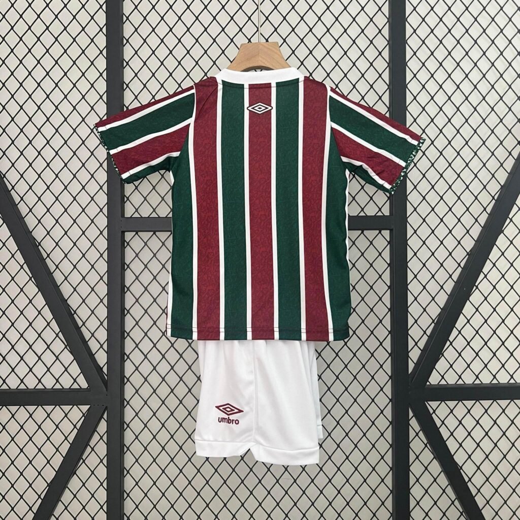 17CE8D8F-7899-4E62-9742-F89221E56D5E CAMISETA FLUMINENSE I 24/25 CONJUNTO INFANTIL - Zona Camisetas